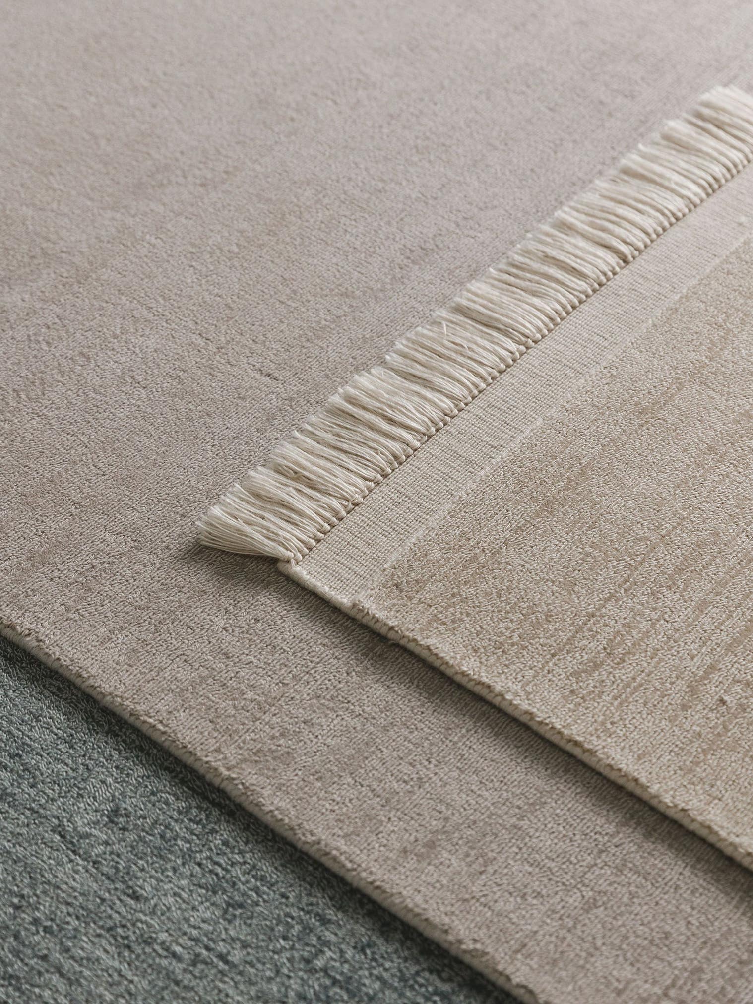Teppich aus 80% Polyester, 20% Baumwolle in Beige mit 6 bis 10 mm hohem Flor von benuta Pure