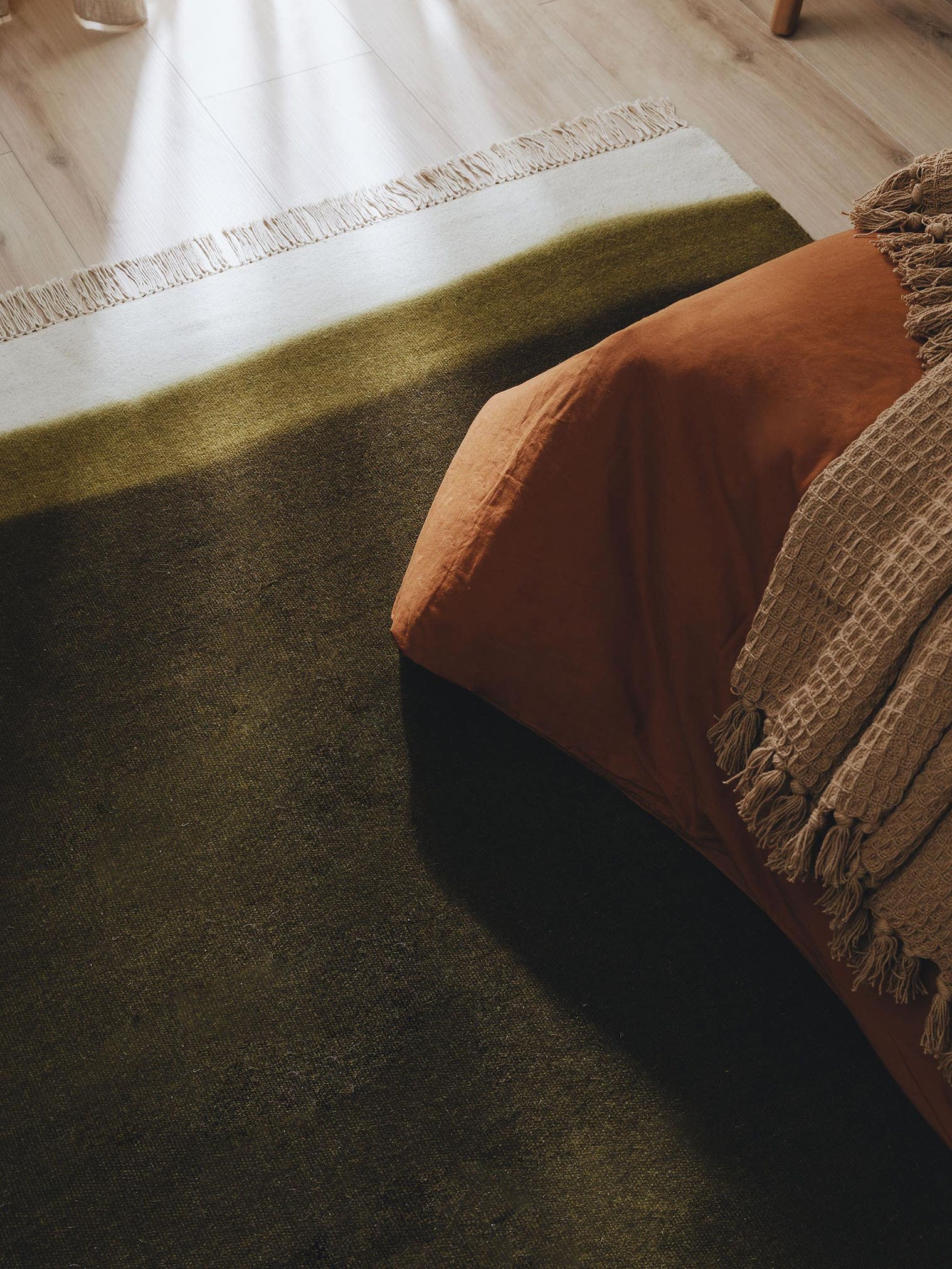 Tapis en 80% laine, 20% coton en Vert avec une pile de 1- 5 mm de hauteur de benuta Pop