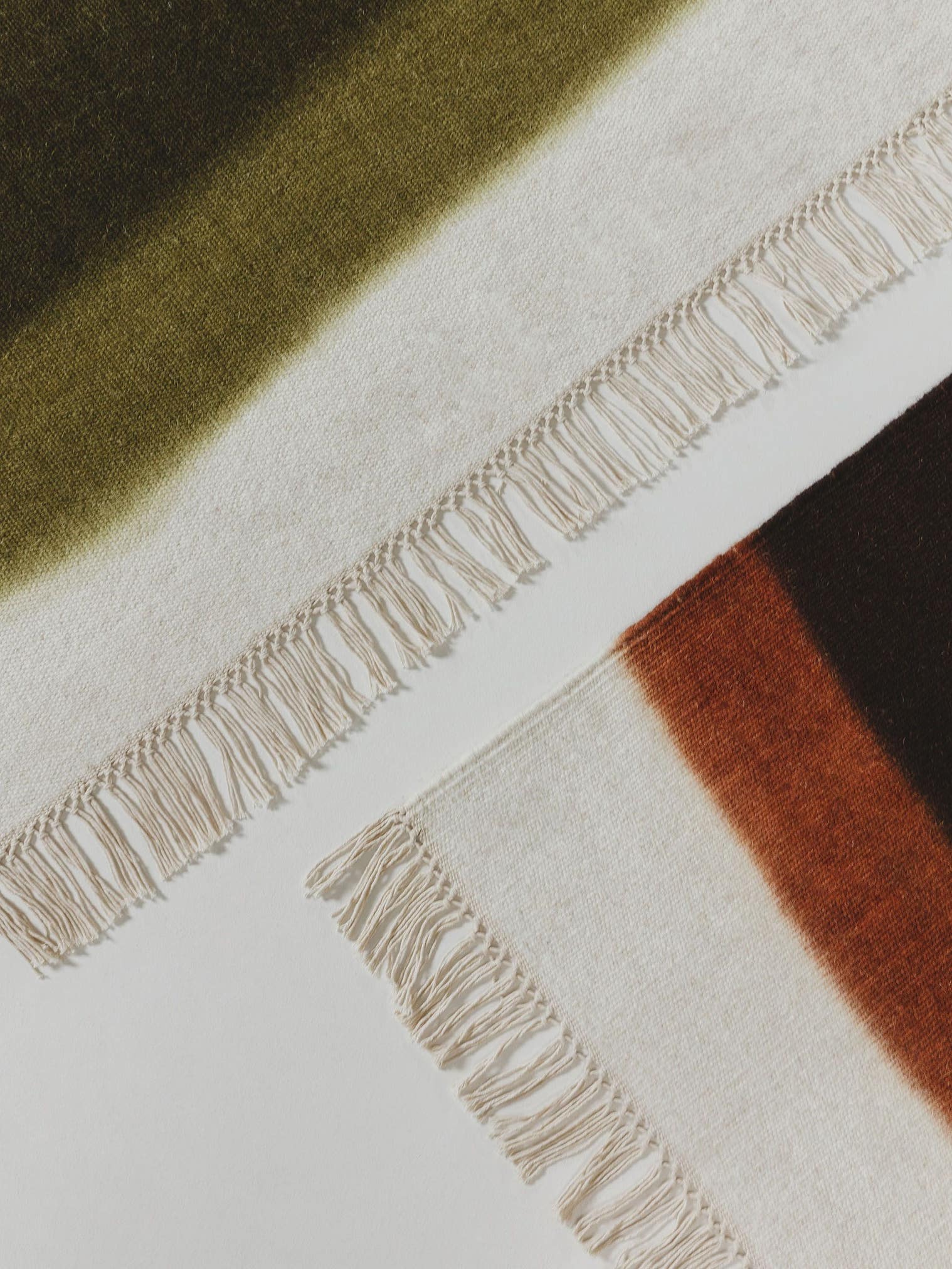 Tapis en 80% laine, 20% coton en Vert avec une pile de 1- 5 mm de hauteur de benuta Pop