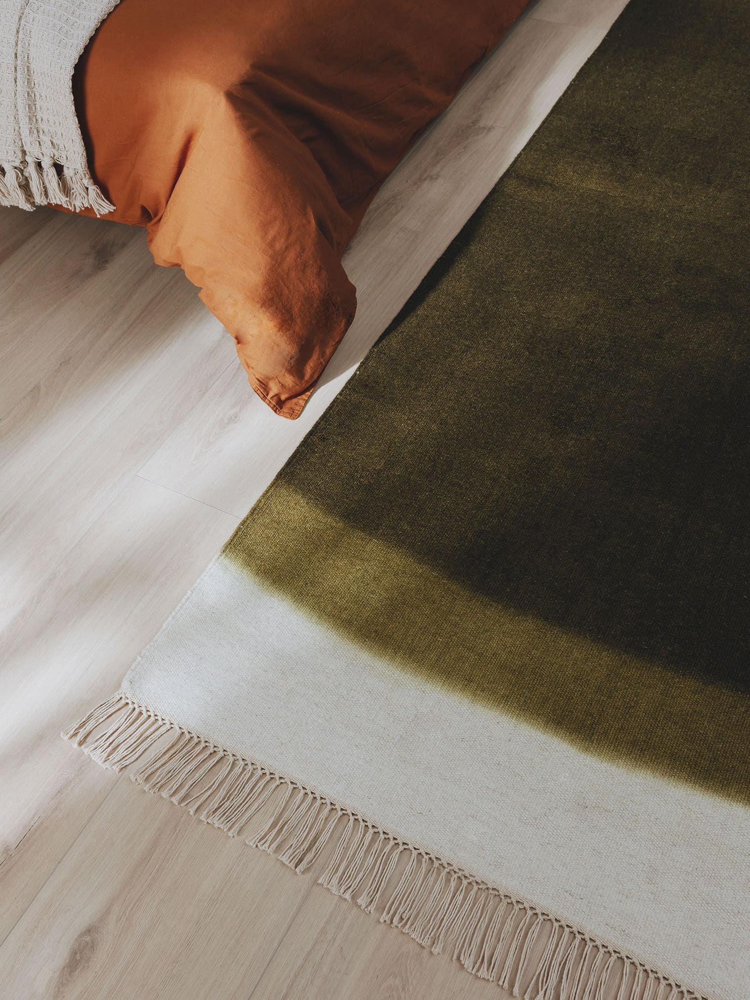 Teppich aus 80% Wolle, 20% Baumwolle in Grün mit bis 5 mm hohem Flor von benuta Pop