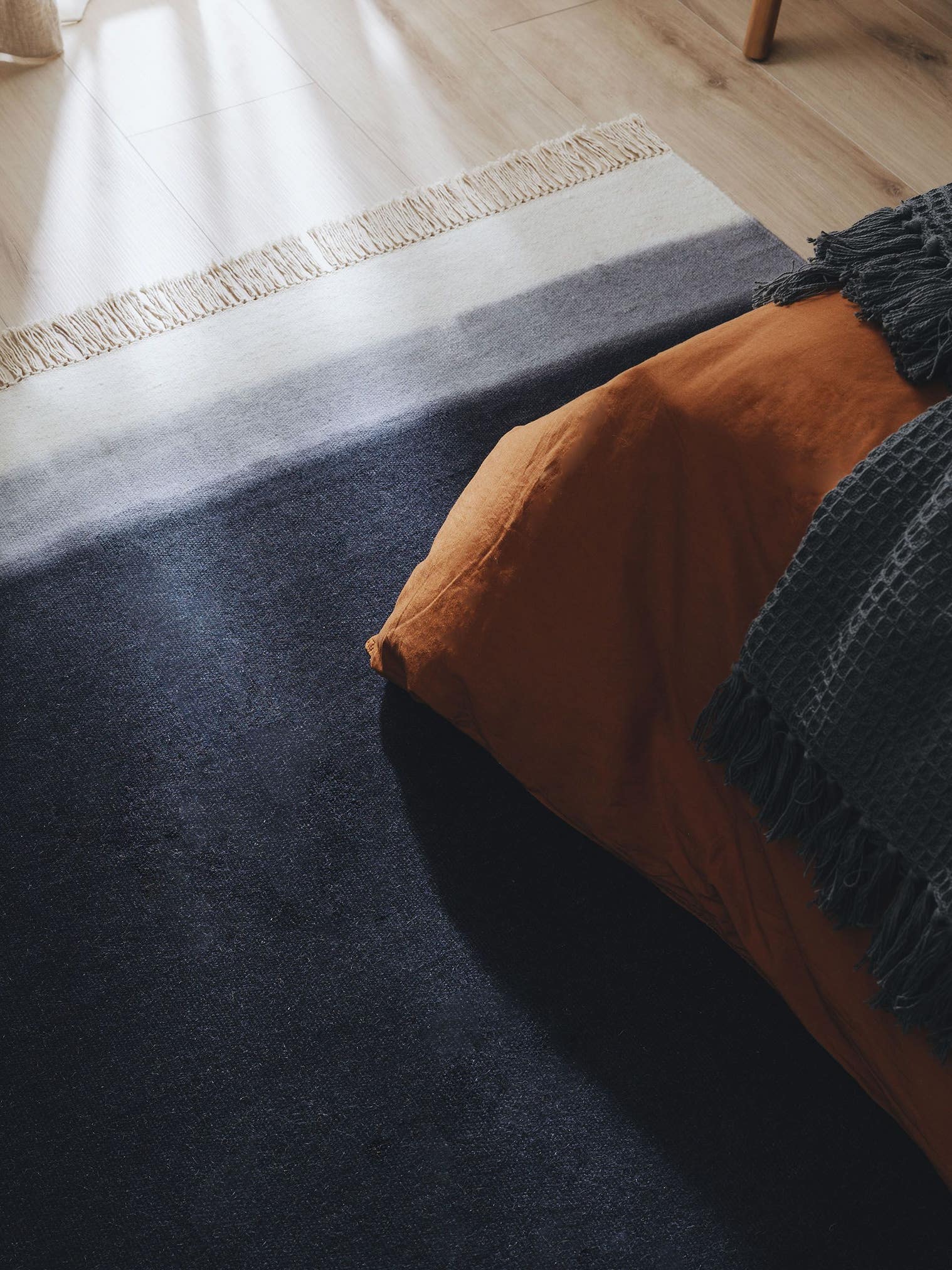 Tapis en 80% laine, 20% coton en Bleu avec une pile de 1- 5 mm de hauteur de benuta Pop