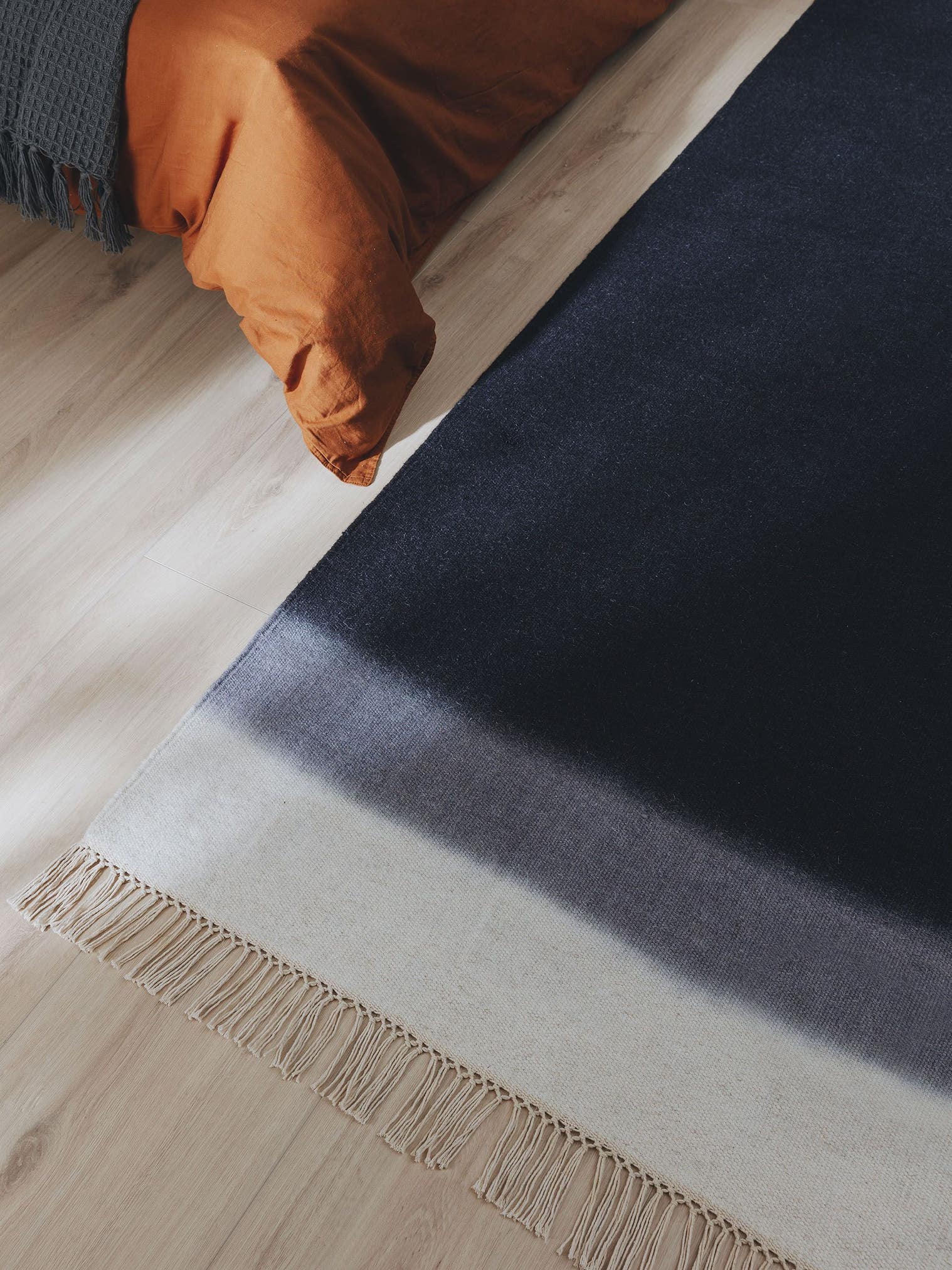 Teppich aus 80% Wolle, 20% Baumwolle in Blau mit bis 5 mm hohem Flor von benuta Pop