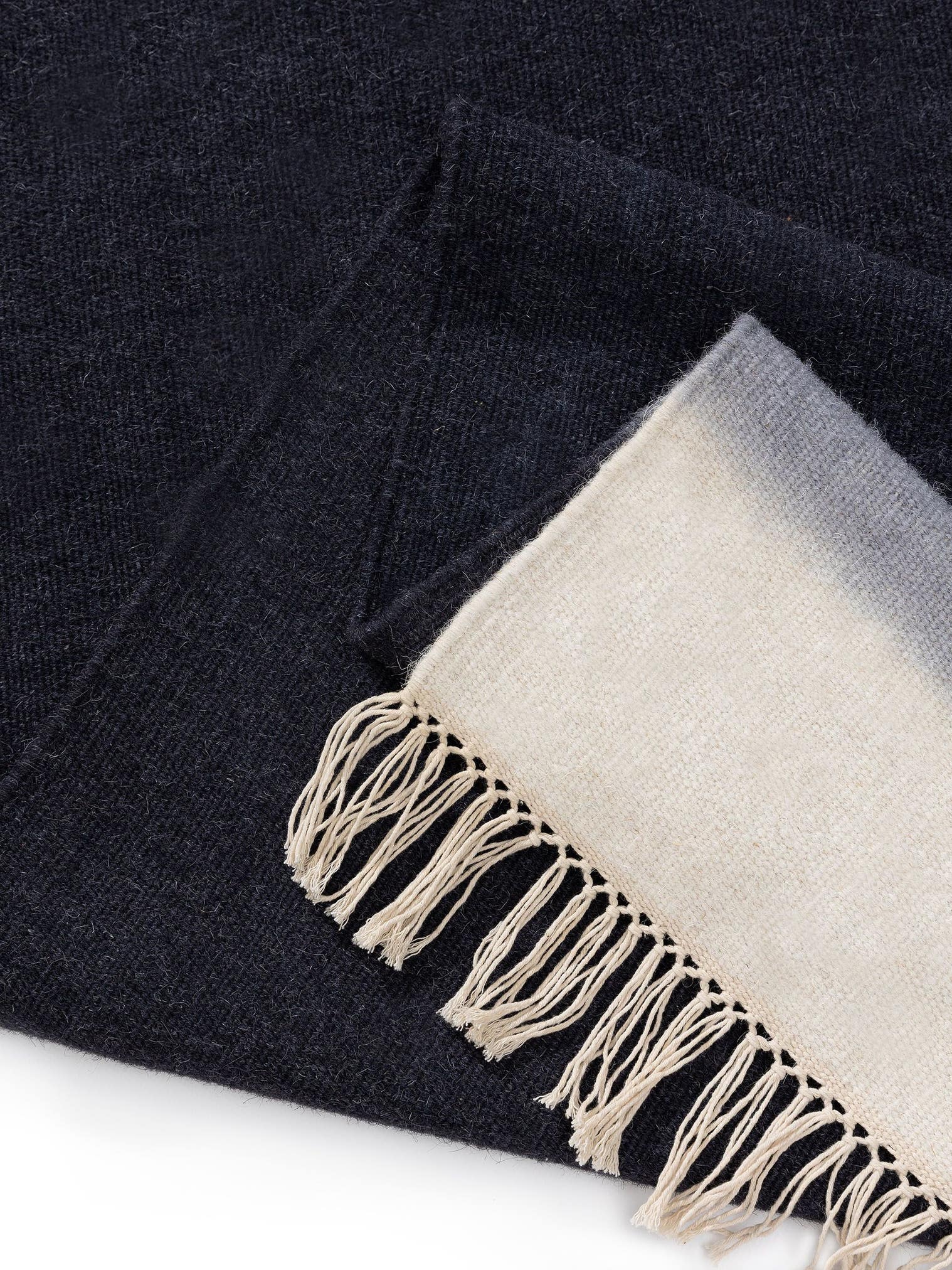 Teppich aus 80% Wolle, 20% Baumwolle in Blau mit bis 5 mm hohem Flor von benuta Pop