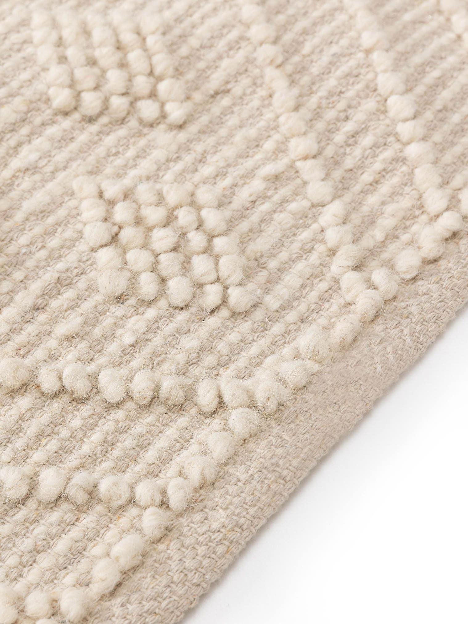 Matto 55% puuvillaa, 45% villaaa värissä Beige 11-20 mm korkealla nukalla merkiltä benuta Pure