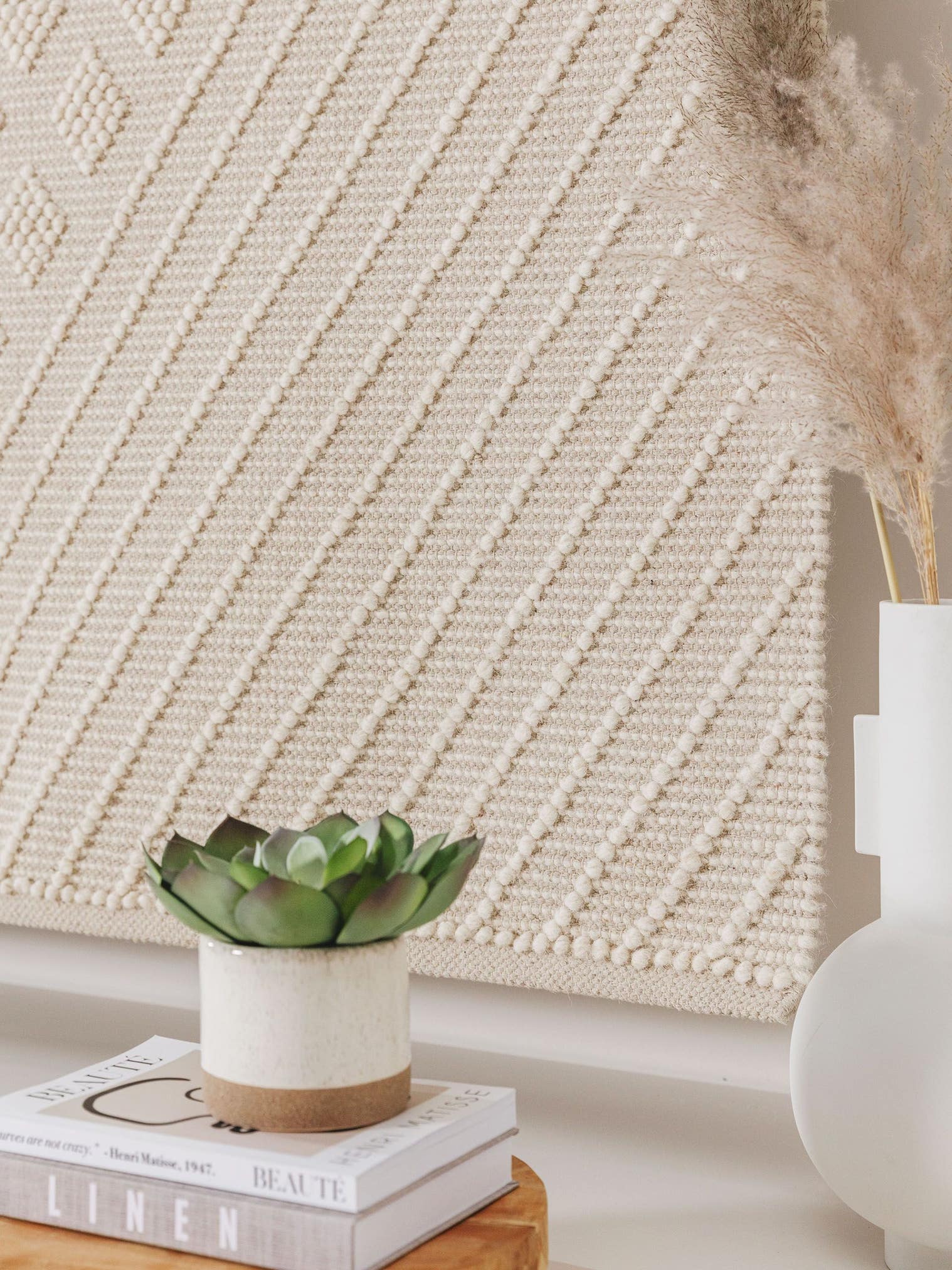 Matto 55% puuvillaa, 45% villaaa värissä Beige 11-20 mm korkealla nukalla merkiltä benuta Pure