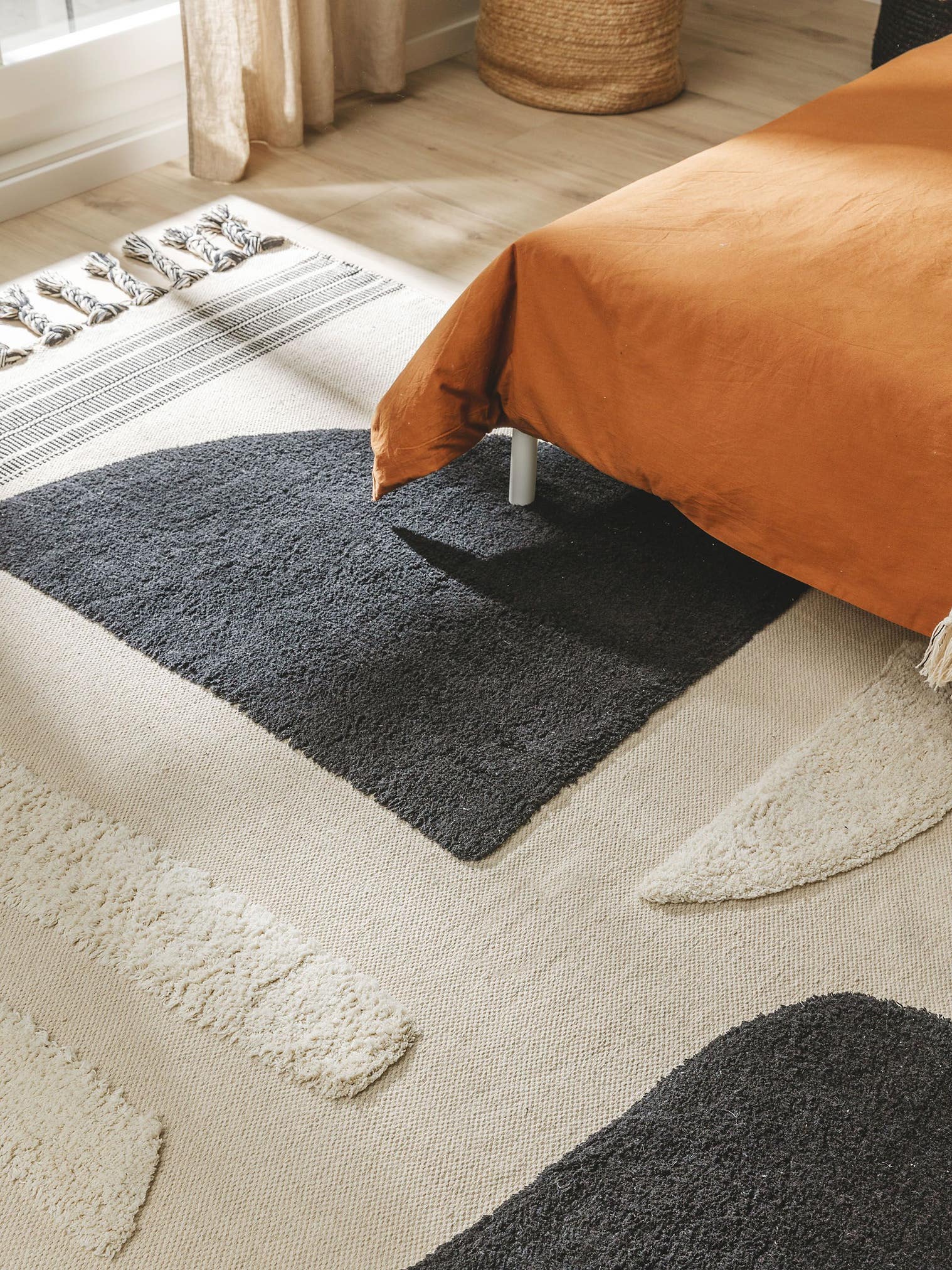 Rug made of 100% Cotton in Black/White with a 1- 5 mm high pile by benuta Pop