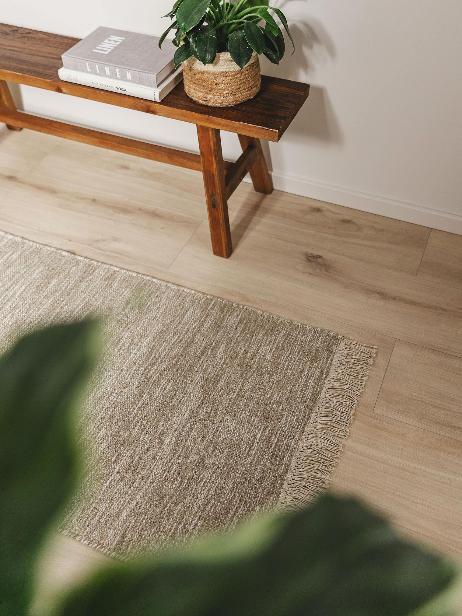 Teppich aus 80% Wolle, 20% Baumwolle in Taupe mit bis 5 mm hohem Flor von benuta Pure