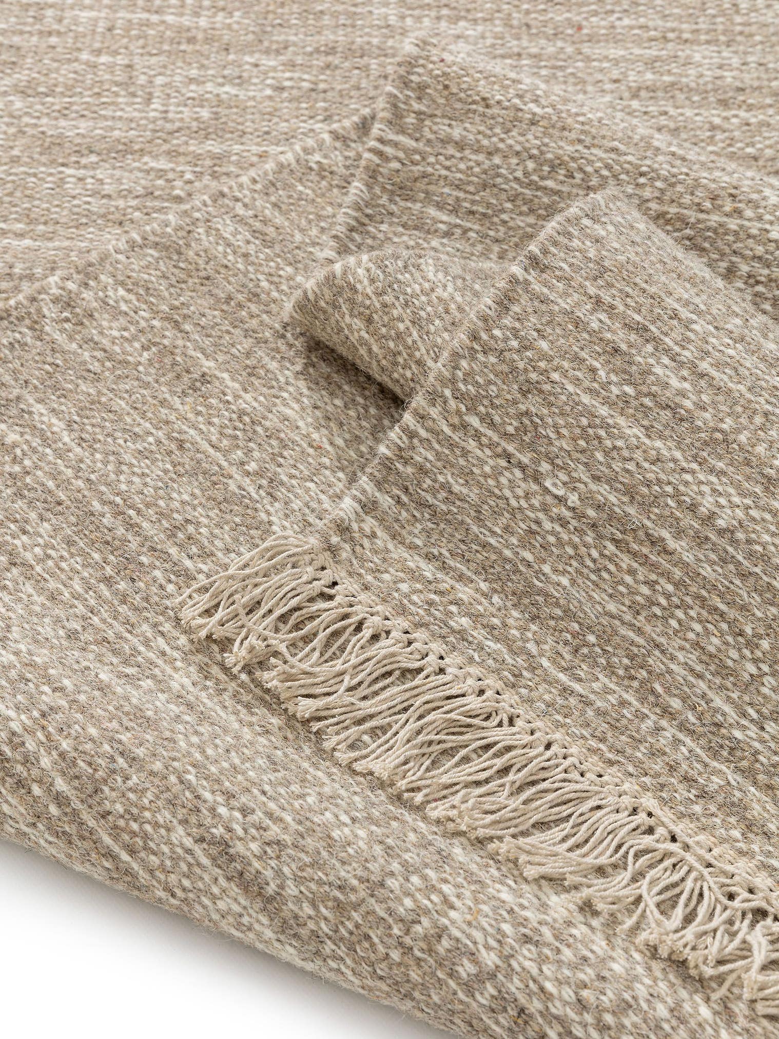 Teppich aus 80% Wolle, 20% Baumwolle in Taupe mit bis 5 mm hohem Flor von benuta Pure