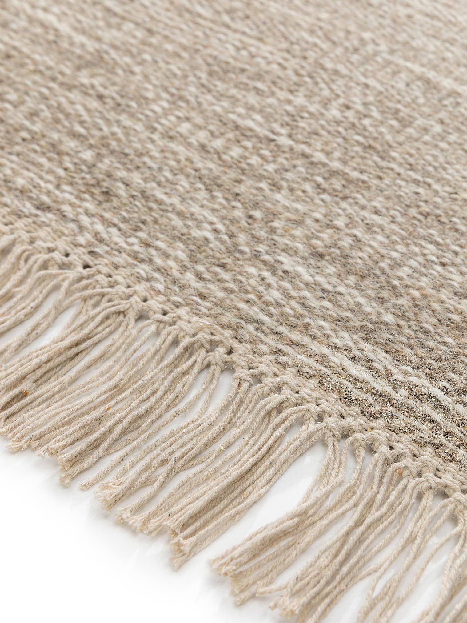 Teppich aus 80% Wolle, 20% Baumwolle in Taupe mit bis 5 mm hohem Flor von benuta Pure