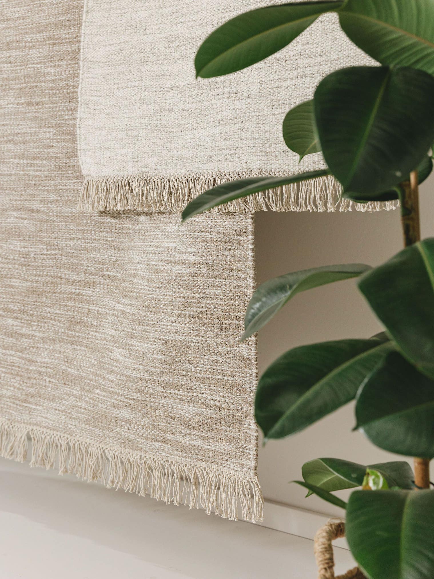 Teppich aus 80% Wolle, 20% Baumwolle in Taupe mit bis 5 mm hohem Flor von benuta Pure