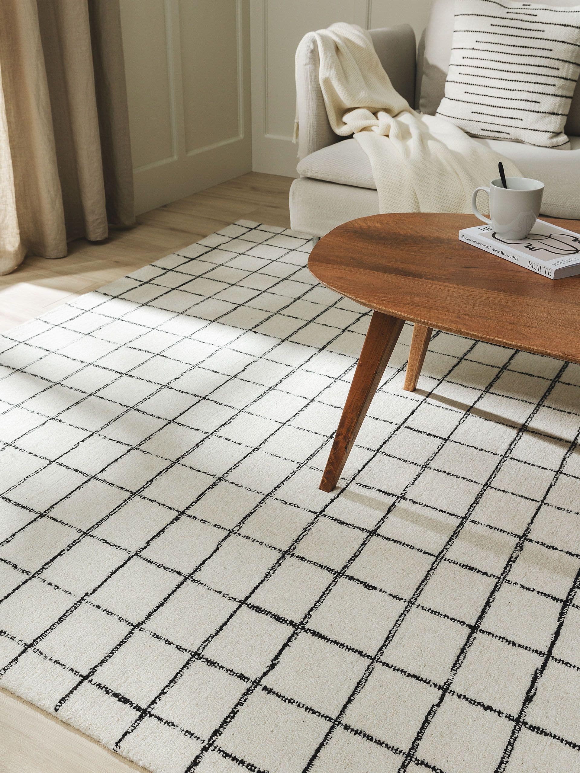 Rug made of 100% Wool in Black/White with a 1- 5 mm high pile by benuta Pop