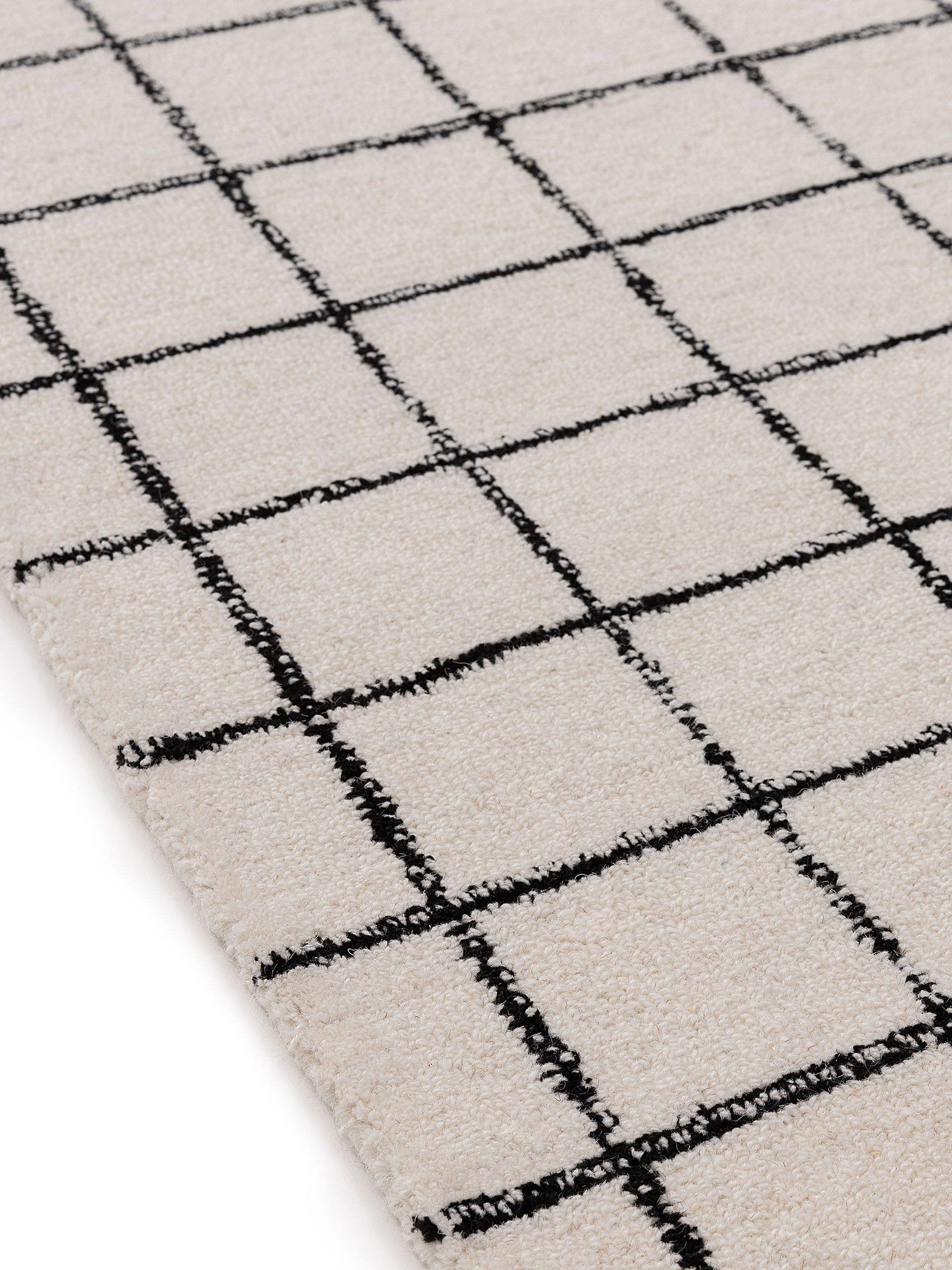 Rug made of 100% Wool in Black/White with a 1- 5 mm high pile by benuta Pop