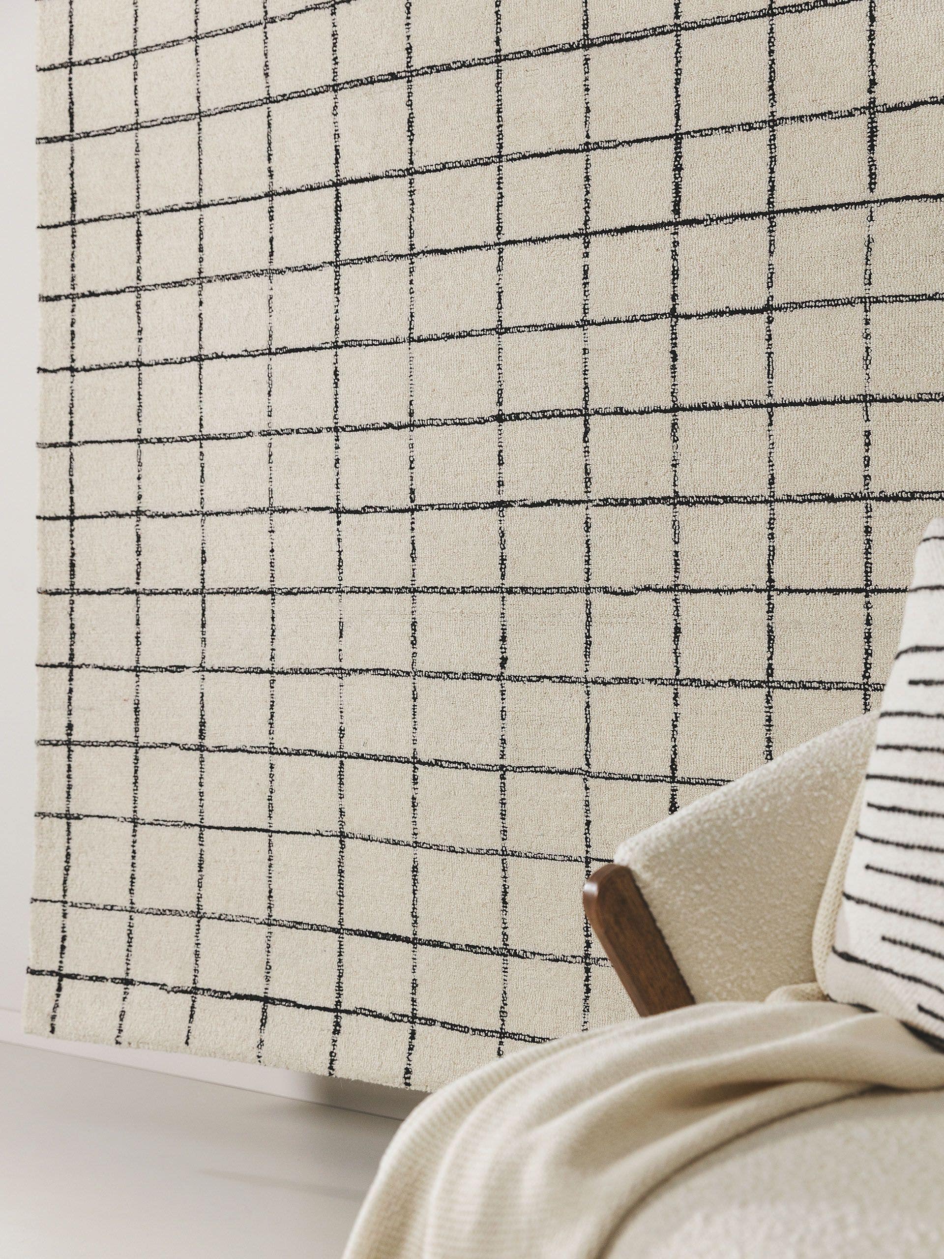 Rug made of 100% Wool in Black/White with a 1- 5 mm high pile by benuta Pop