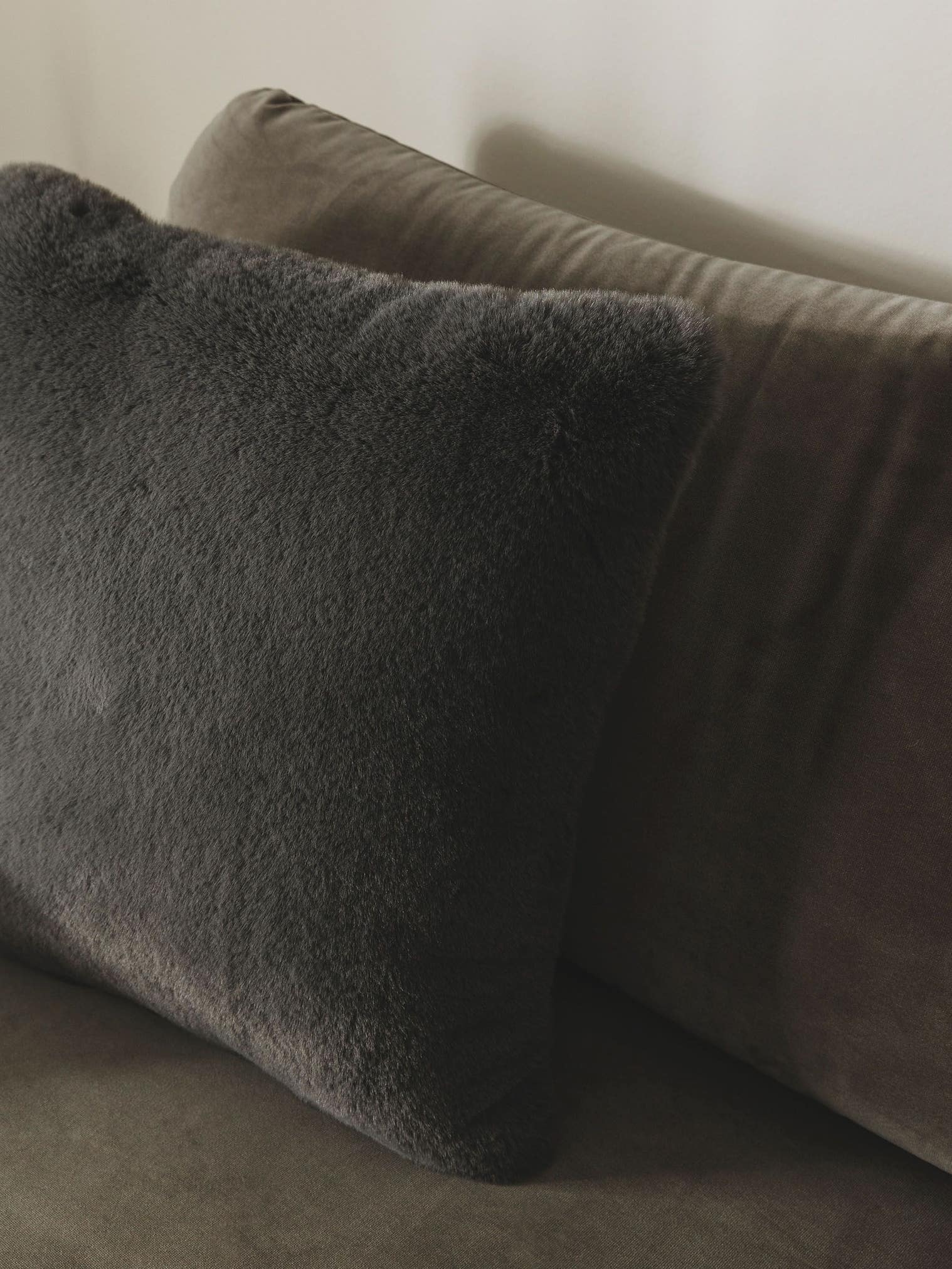 Cushion Cover Dave Charcoal in Uni design made of 100% Polyester by benuta Nest