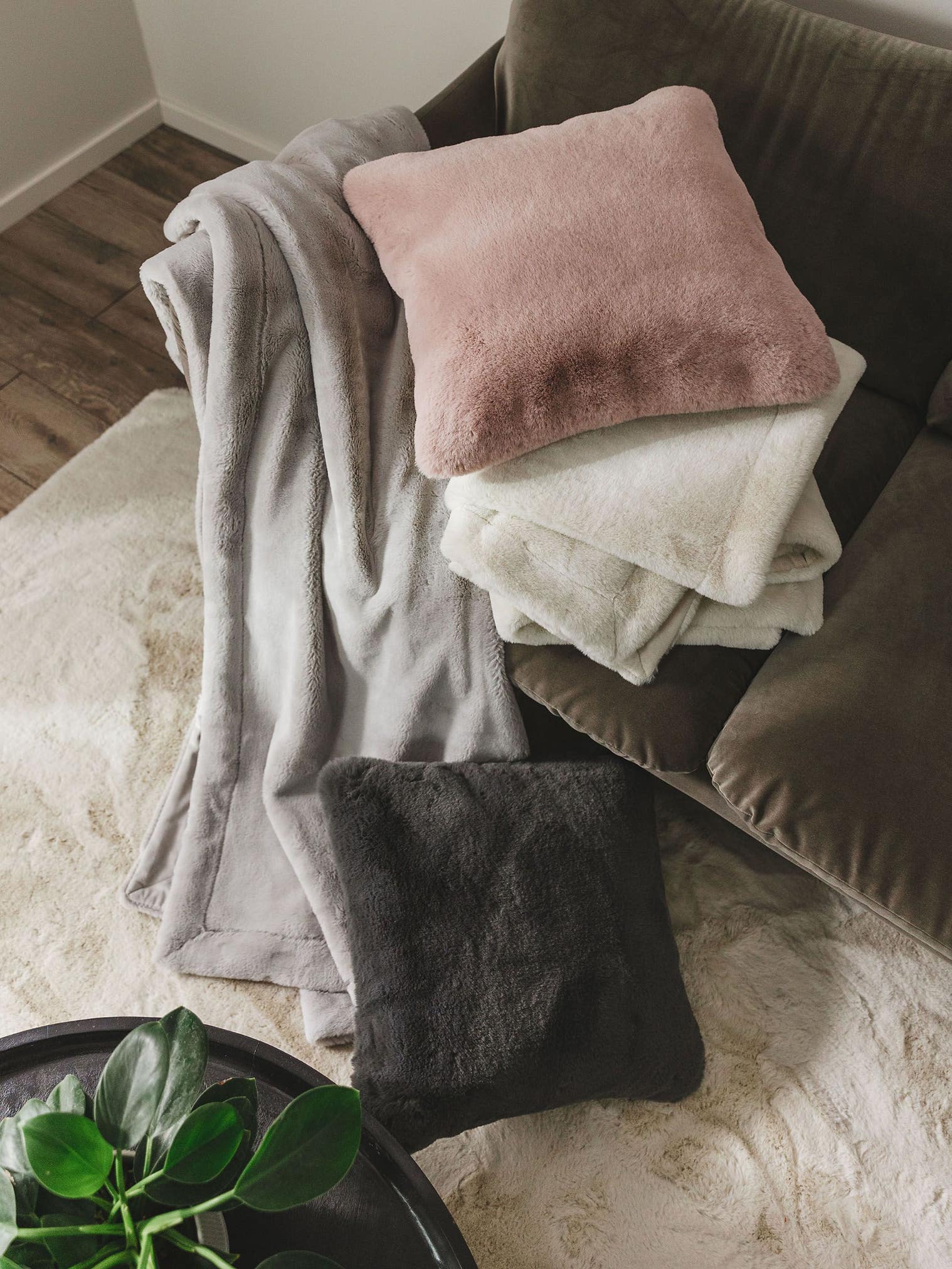 Pläd Dave Creme med Uni-design i 100% Polyester från benuta Nest
