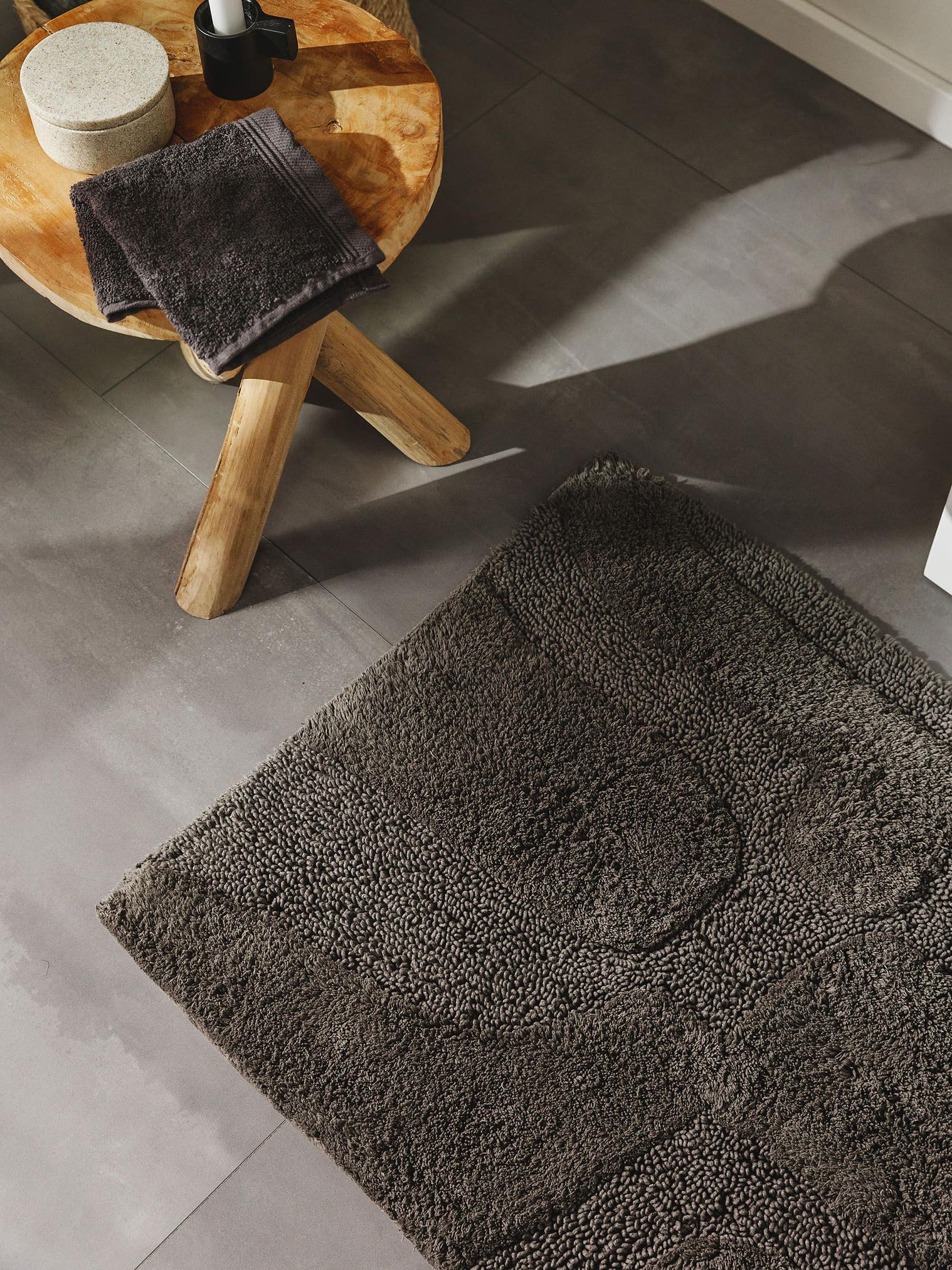 Teppich aus 100% Baumwolle in Grau mit 6 bis 10 mm hohem Flor von benuta Nest