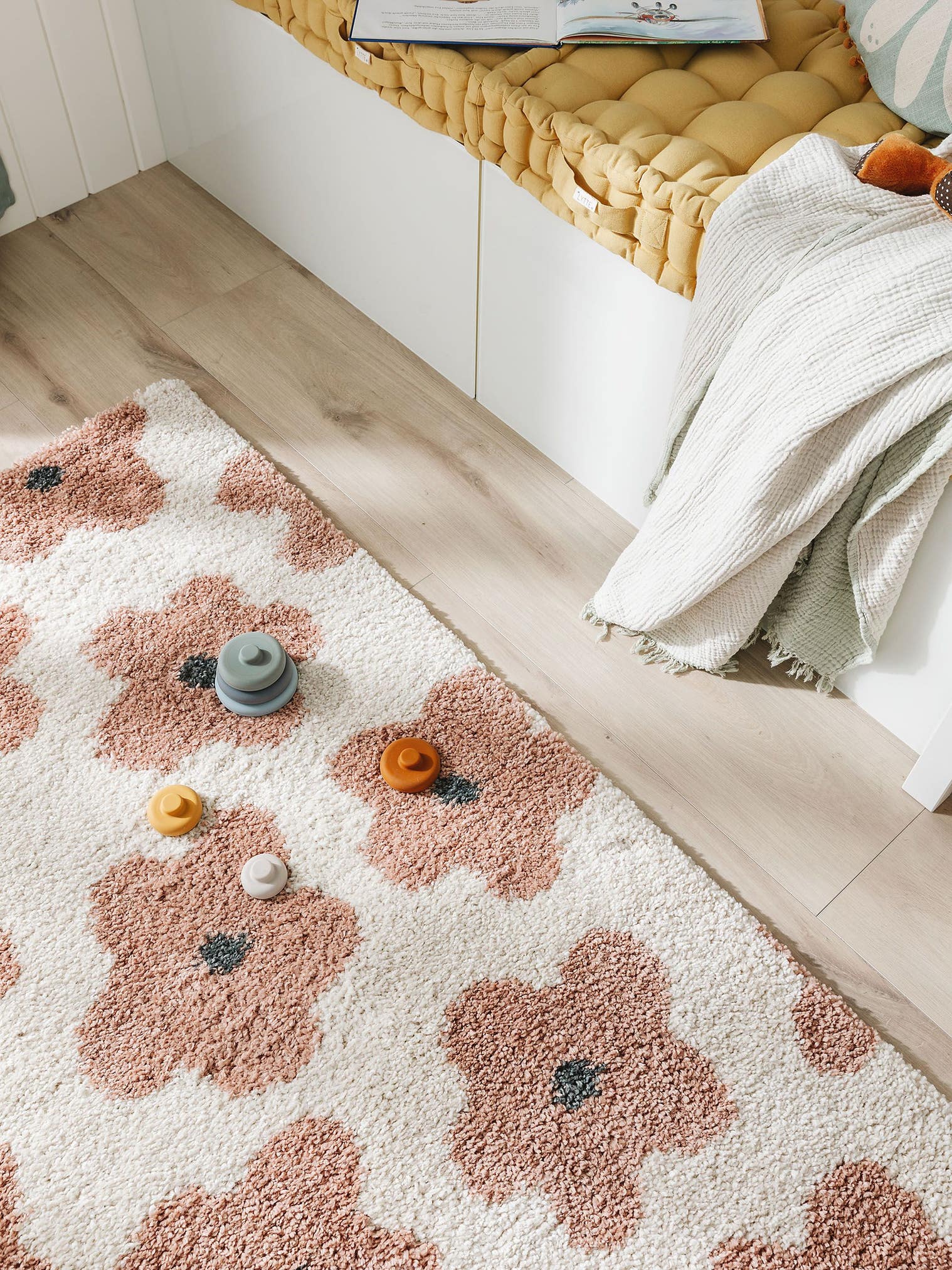 Matta av 100% Polypropylen i Rosa med 21 - 30 mm hög lugg från Lytte