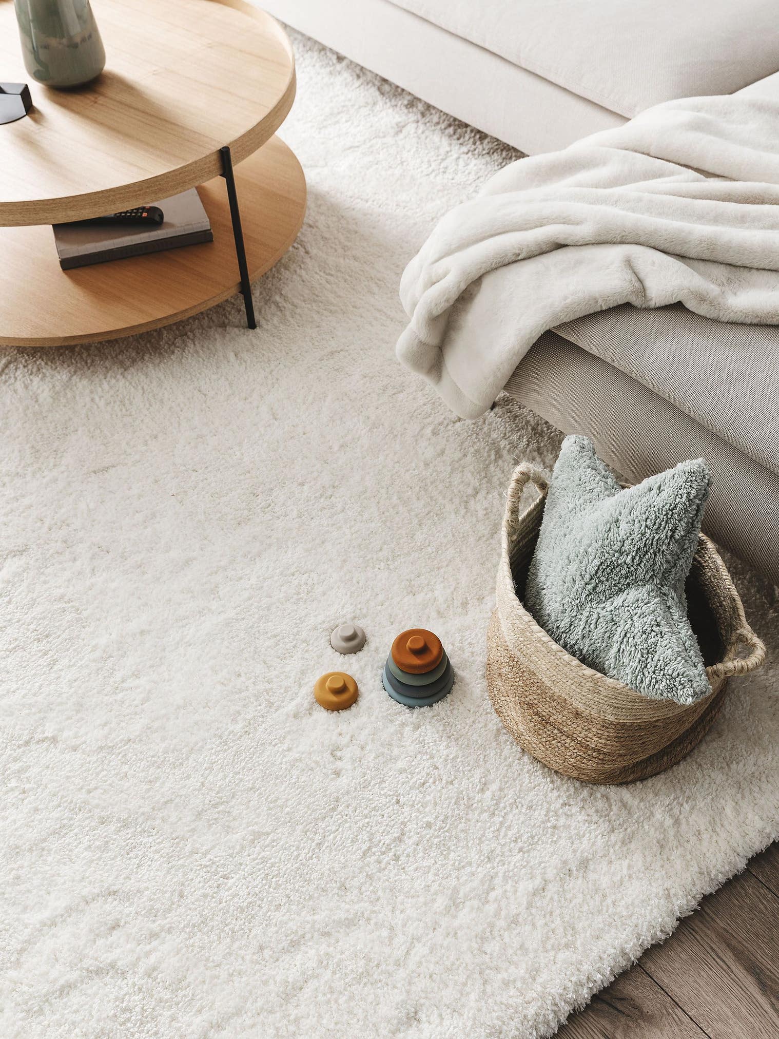 Matta av 100% Polyester i Vit med 31 - 40 mm hög lugg från benuta Nest