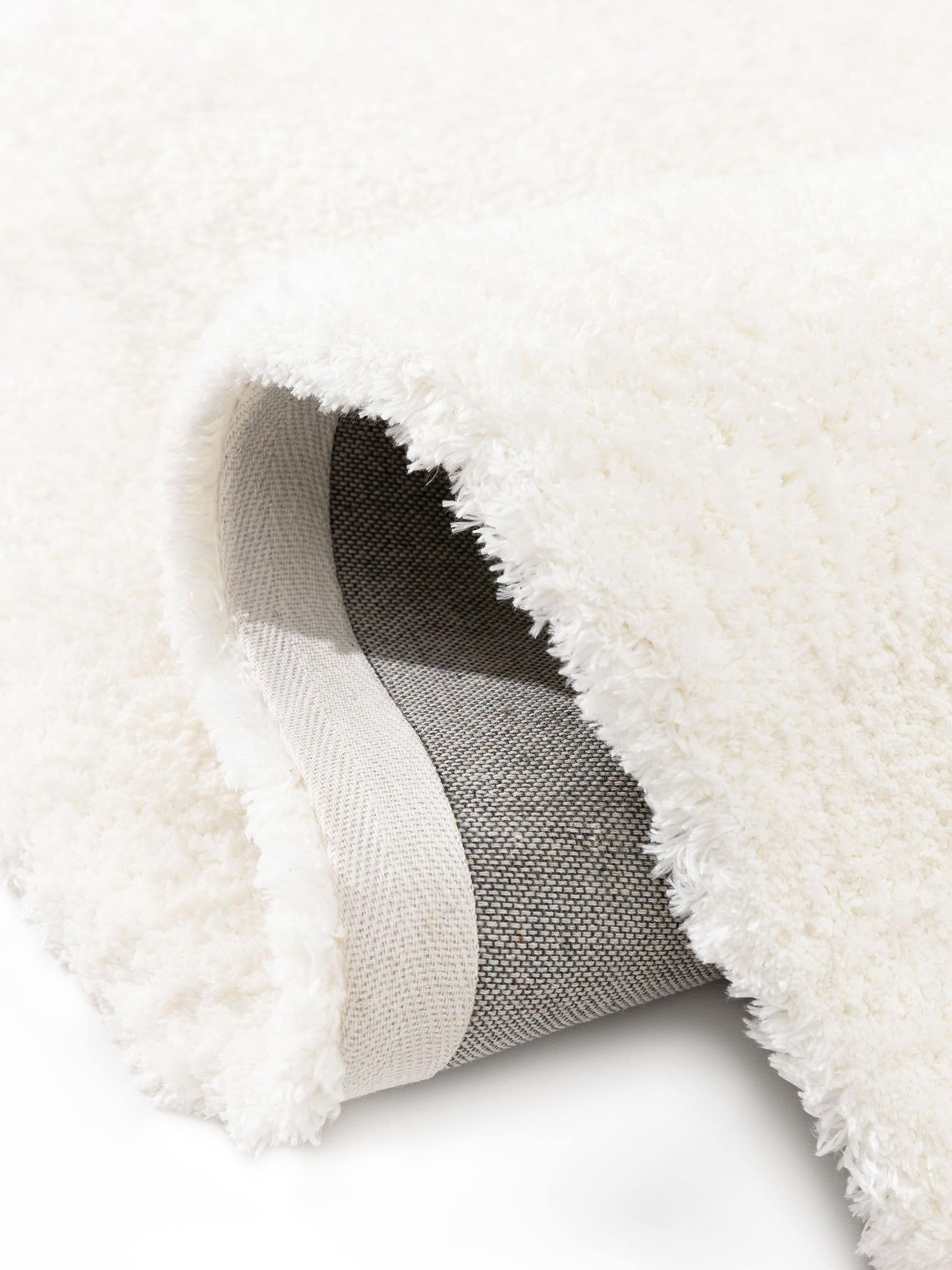 Matta av 100% Polyester i Vit med 31 - 40 mm hög lugg från benuta Nest