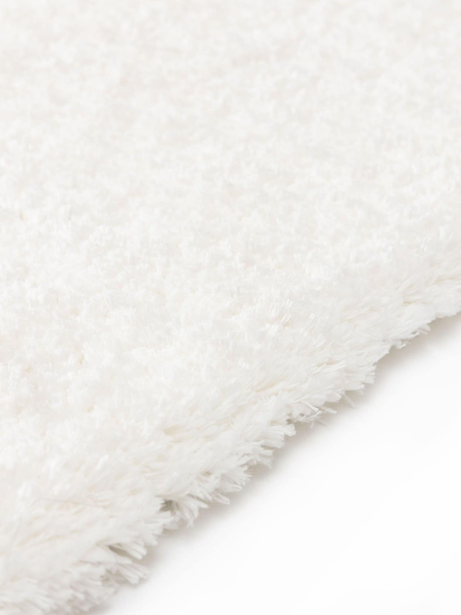 Matta av 100% Polyester i Vit med 31 - 40 mm hög lugg från benuta Nest