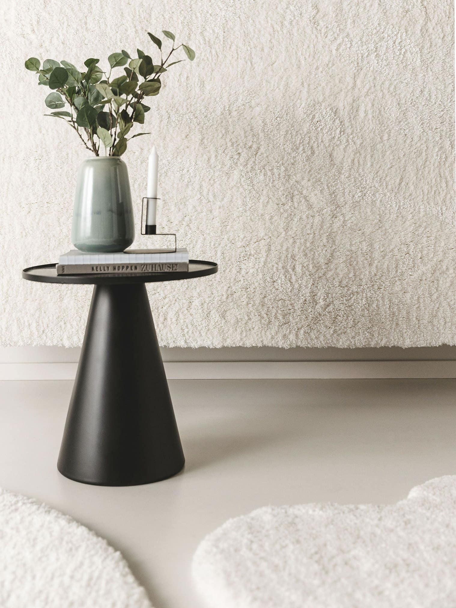 Matta av 100% Polyester i Vit med 31 - 40 mm hög lugg från benuta Nest