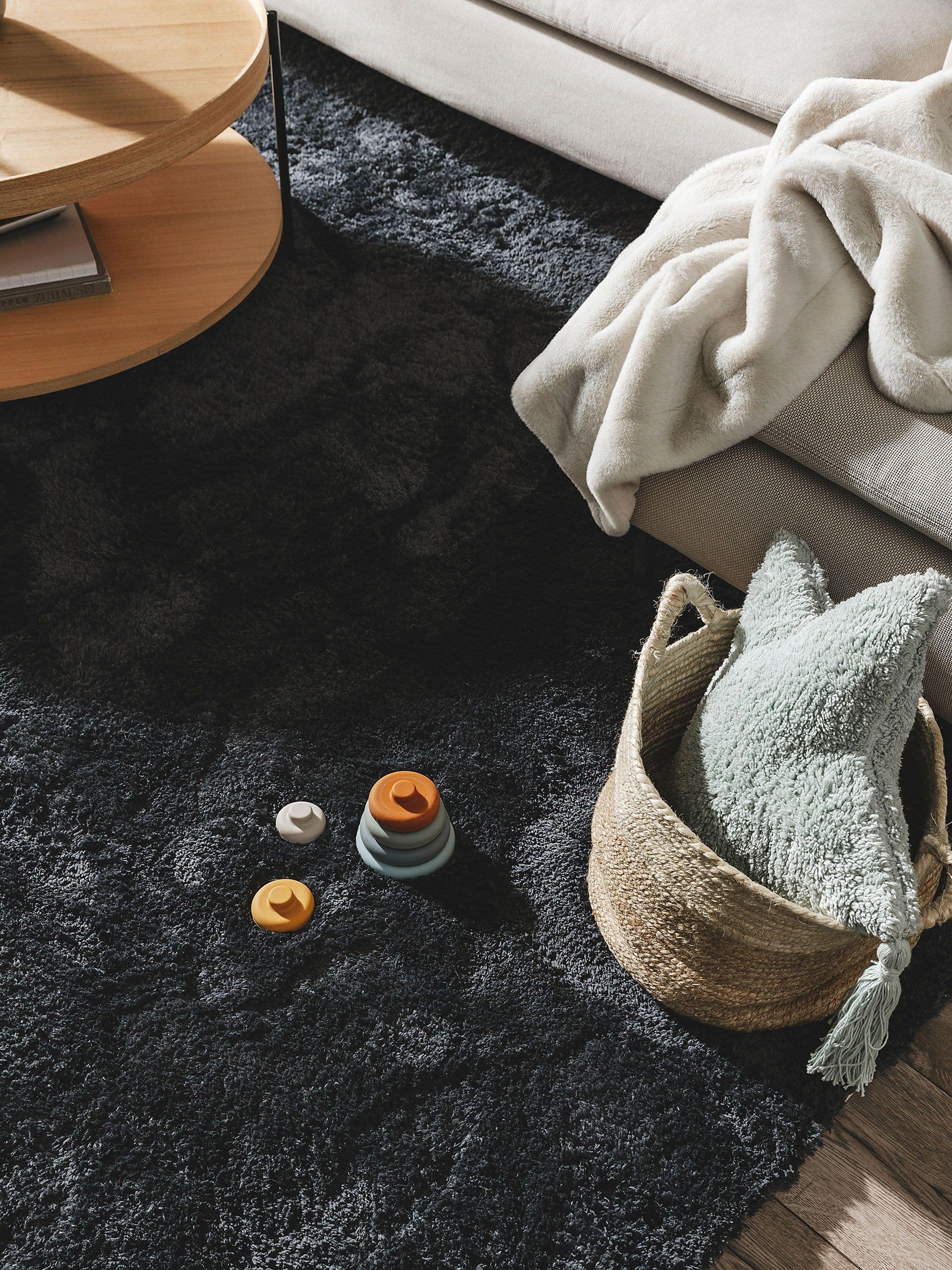 Matta av 100% Polyester i Grå med 31 - 40 mm hög lugg från benuta Nest