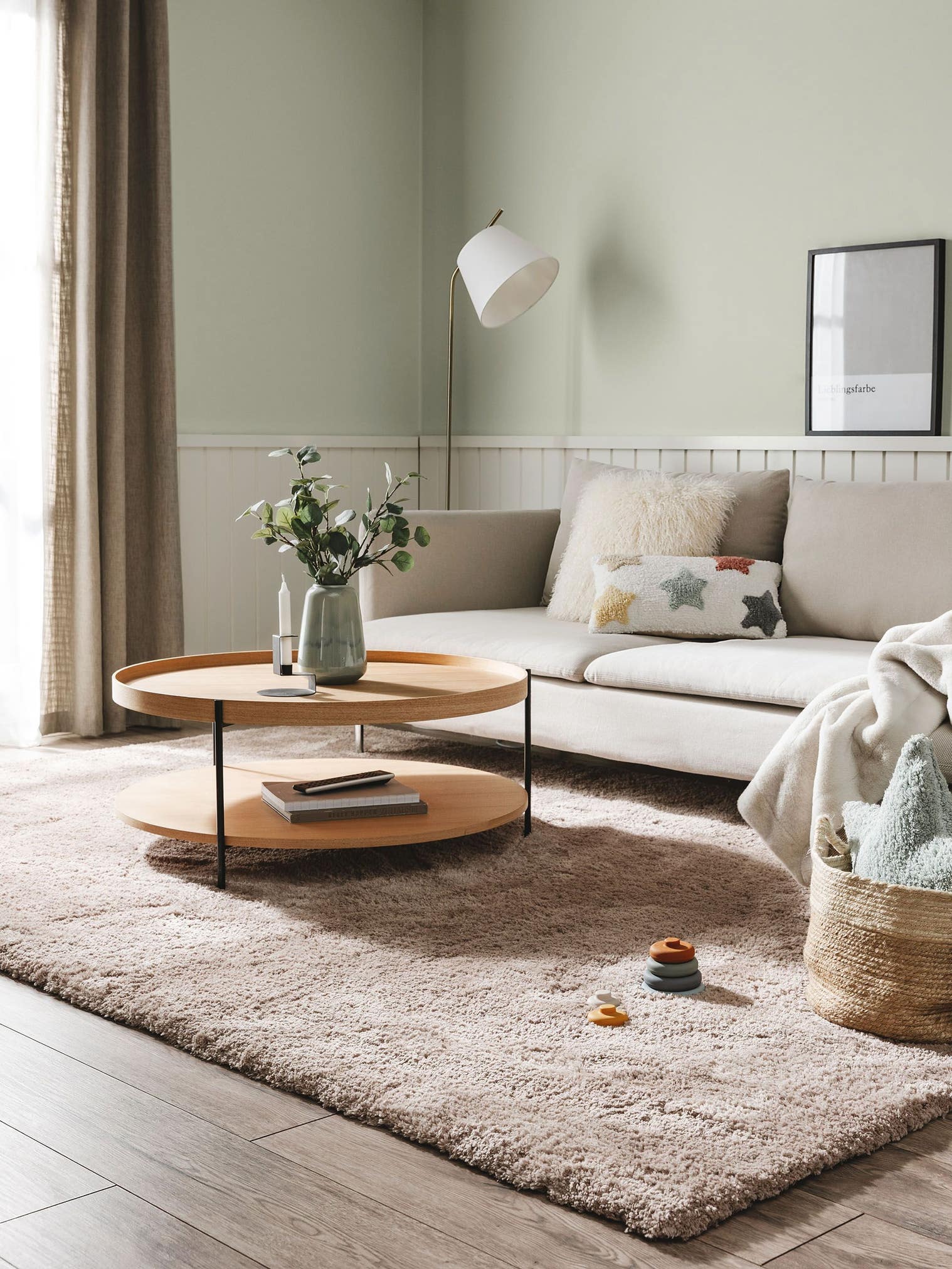 Tapijt van 100% Polyester in Taupe met een 31 - 40 mm hoge pool van benuta Nest