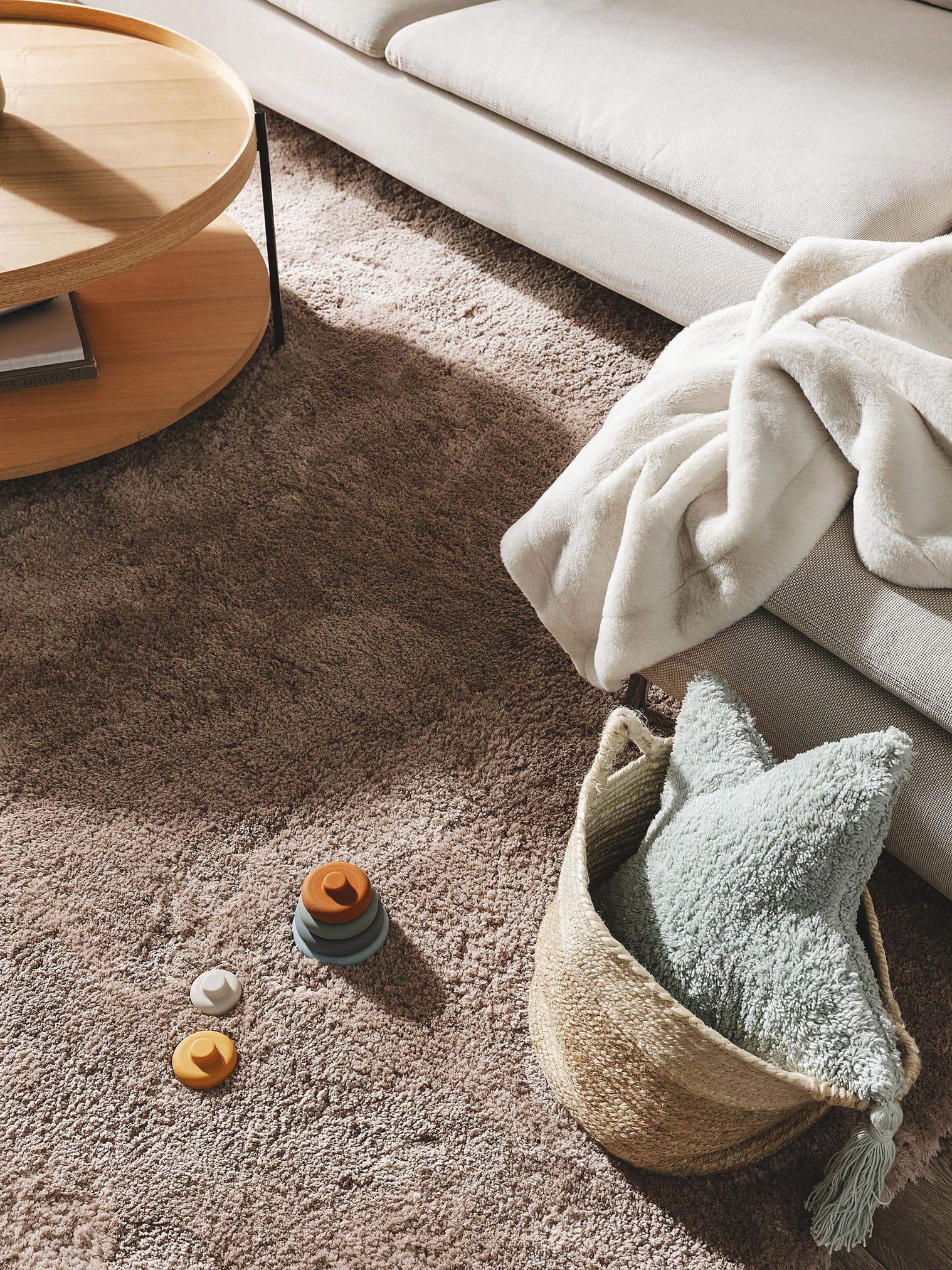 Tapijt van 100% Polyester in Taupe met een 31 - 40 mm hoge pool van benuta Nest
