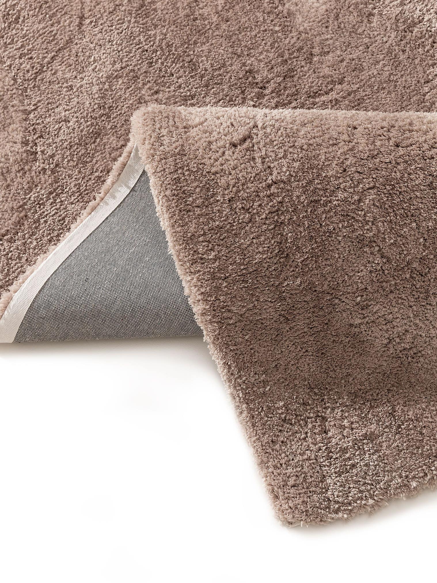 Tapijt van 100% Polyester in Taupe met een 31 - 40 mm hoge pool van benuta Nest