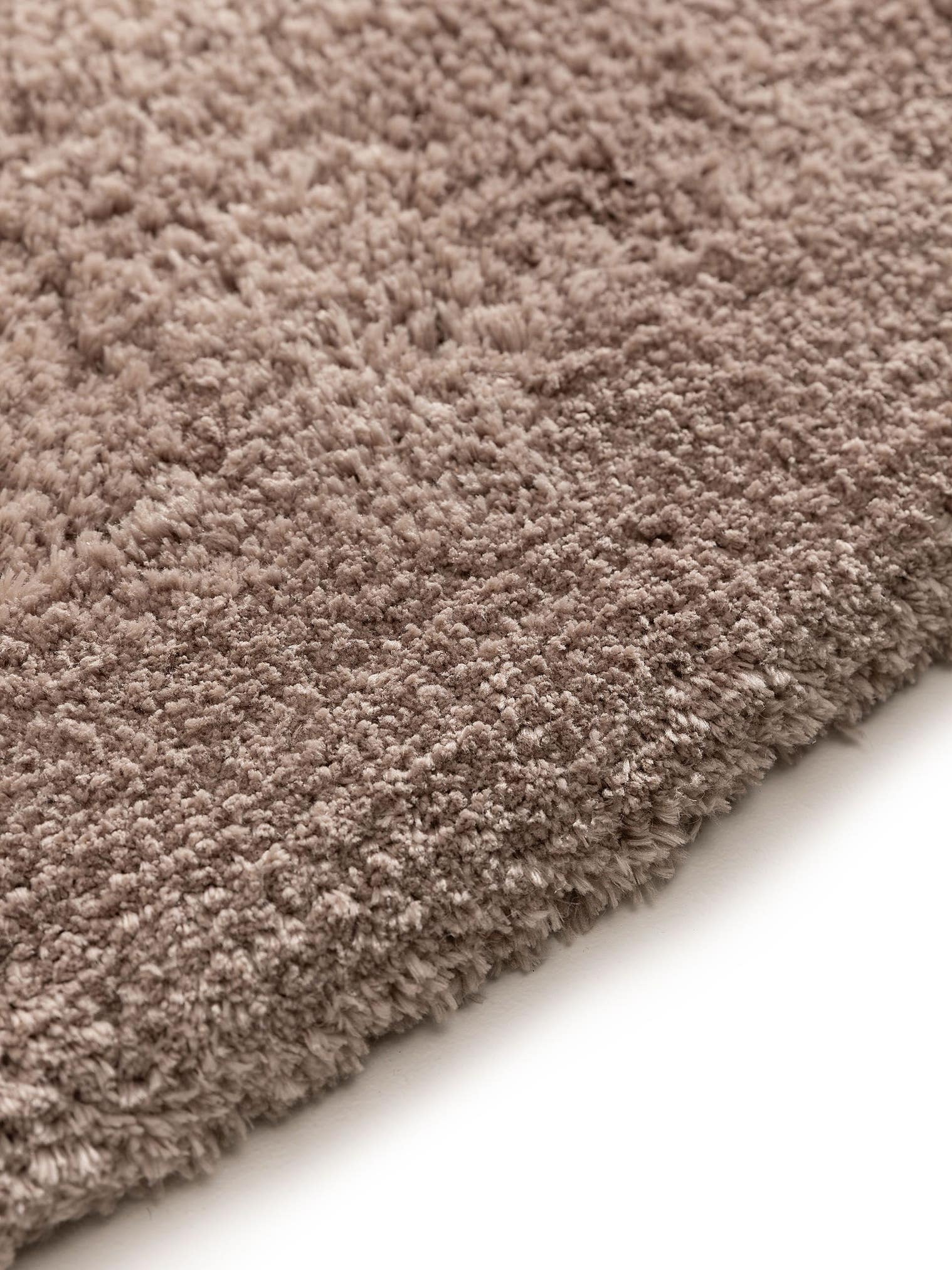 Tapijt van 100% Polyester in Taupe met een 31 - 40 mm hoge pool van benuta Nest