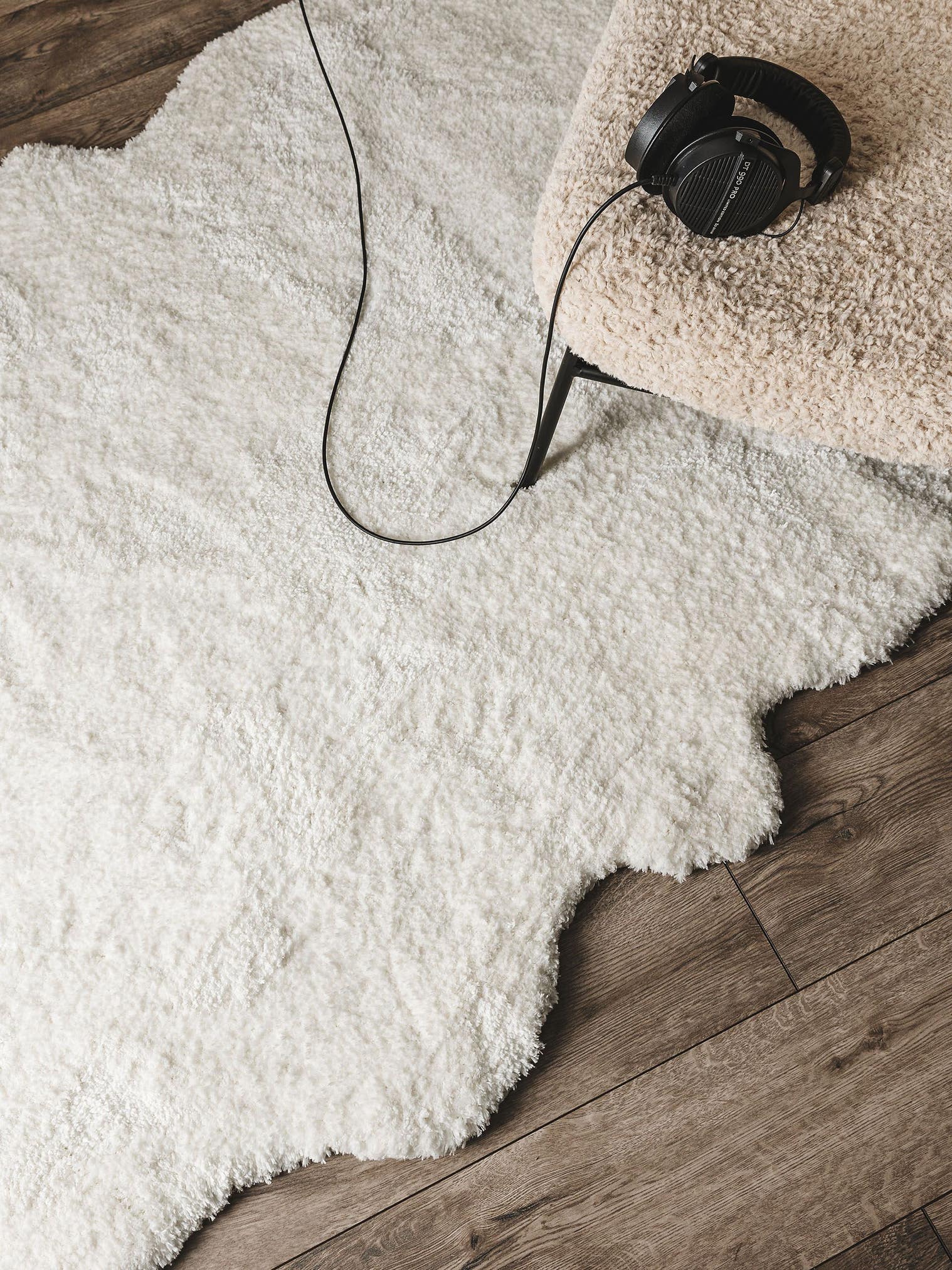 Rug made of 100% Polyester in White with a 31 - 40 mm high pile by benuta Nest