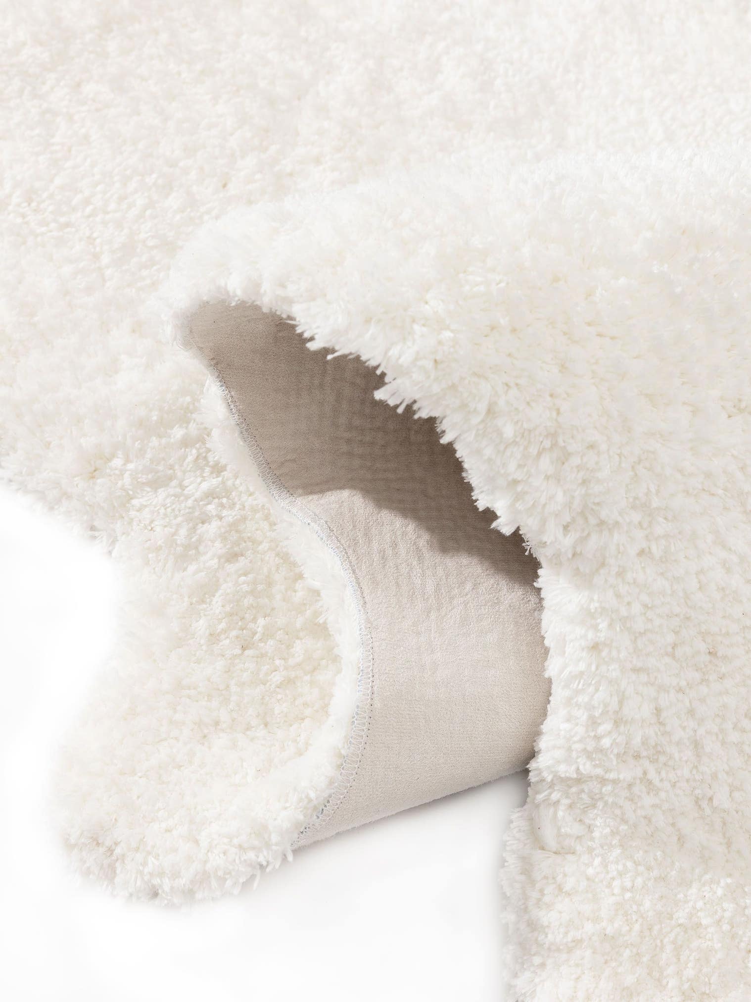 Rug made of 100% Polyester in White with a 31 - 40 mm high pile by benuta Nest