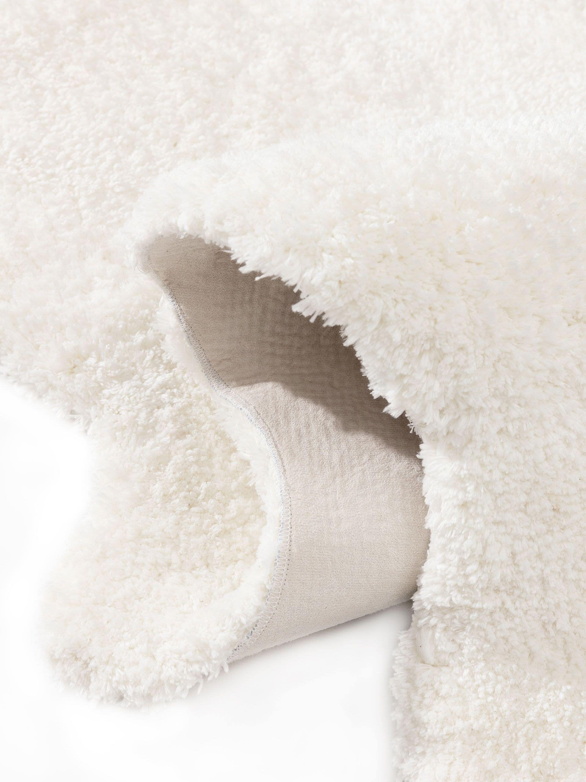 Matta av 100% Polyester i Vit med 31 - 40 mm hög lugg från benuta Nest