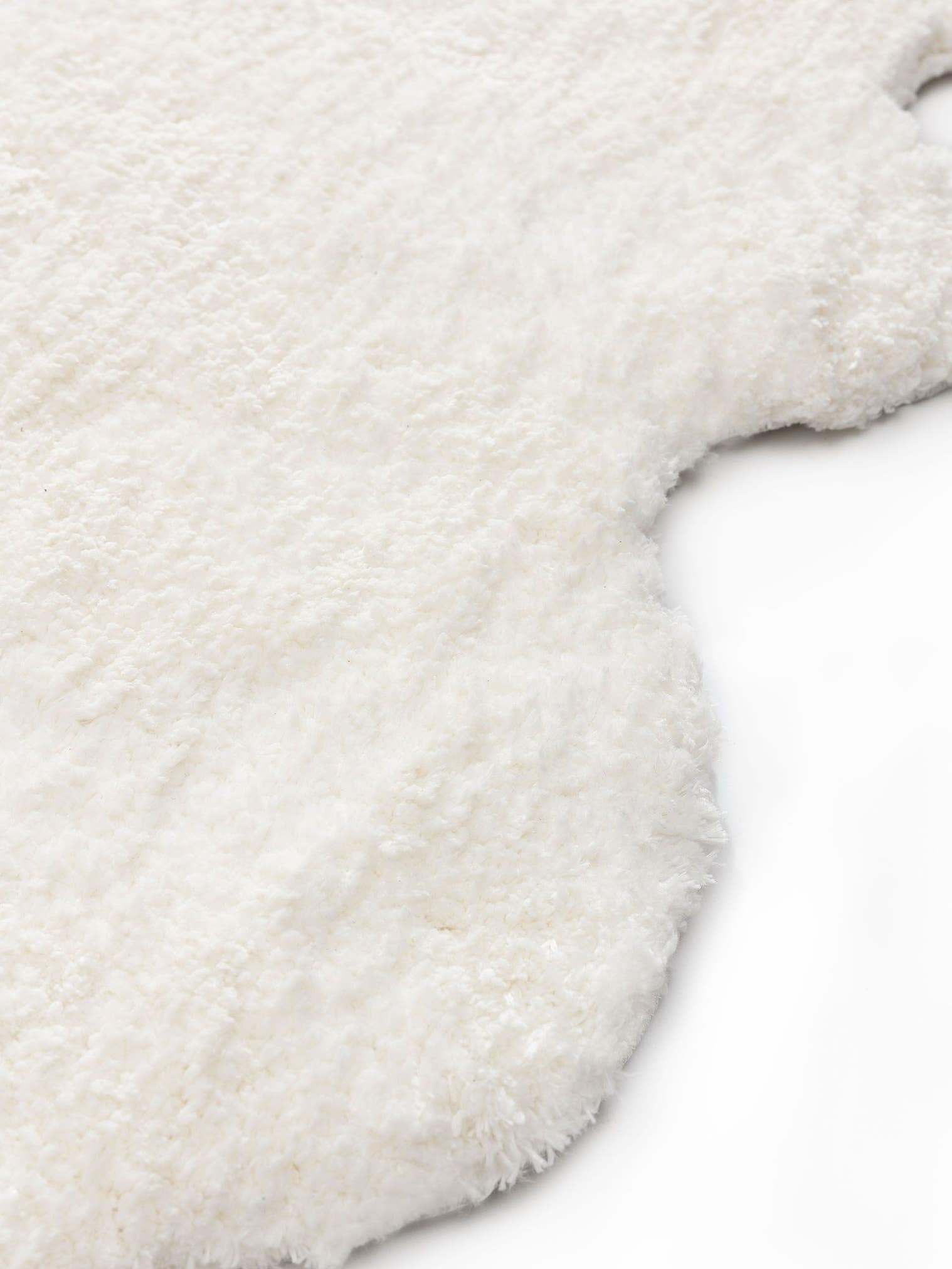 Rug made of 100% Polyester in White with a 31 - 40 mm high pile by benuta Nest