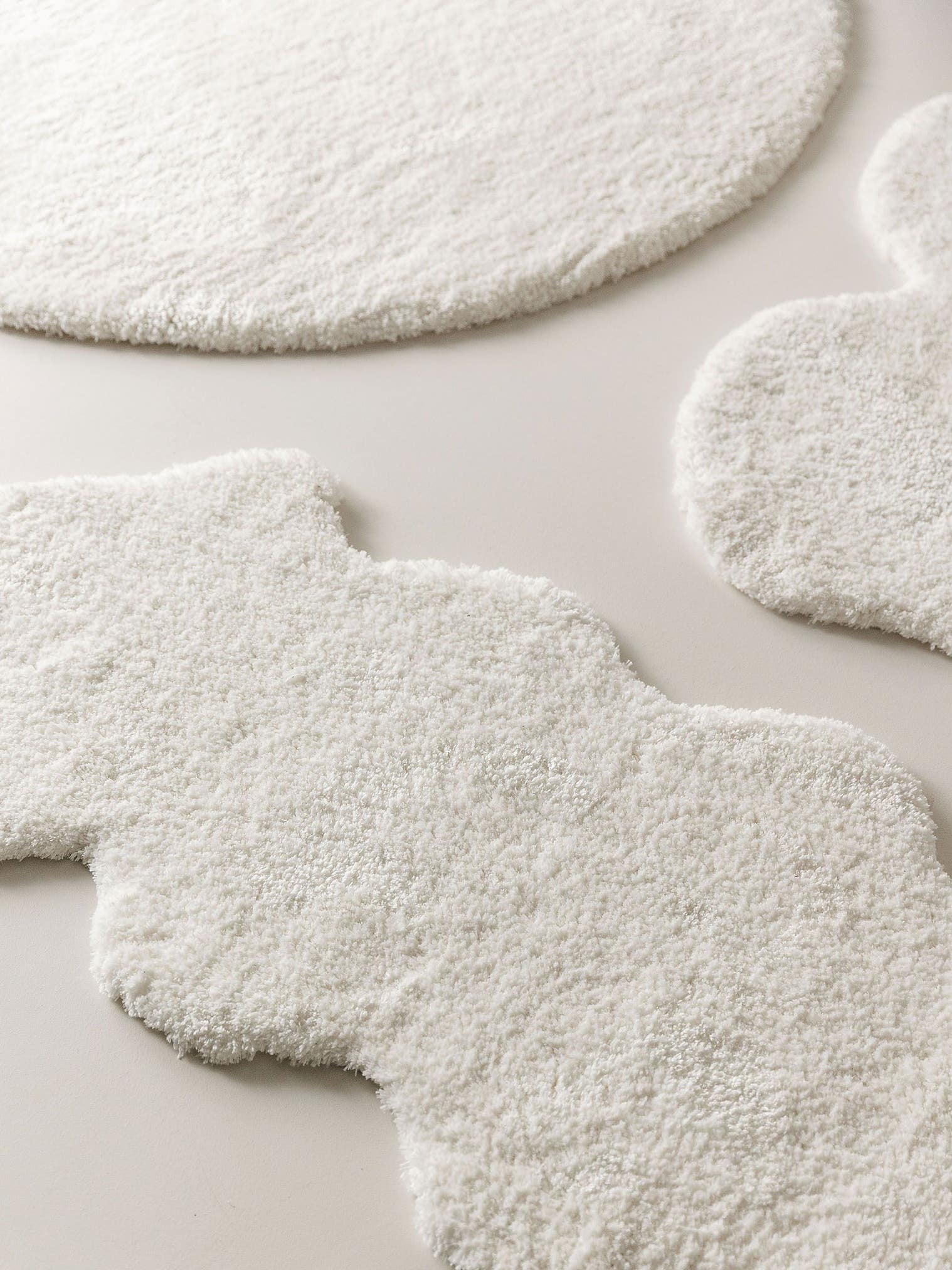 Rug made of 100% Polyester in White with a 31 - 40 mm high pile by benuta Nest
