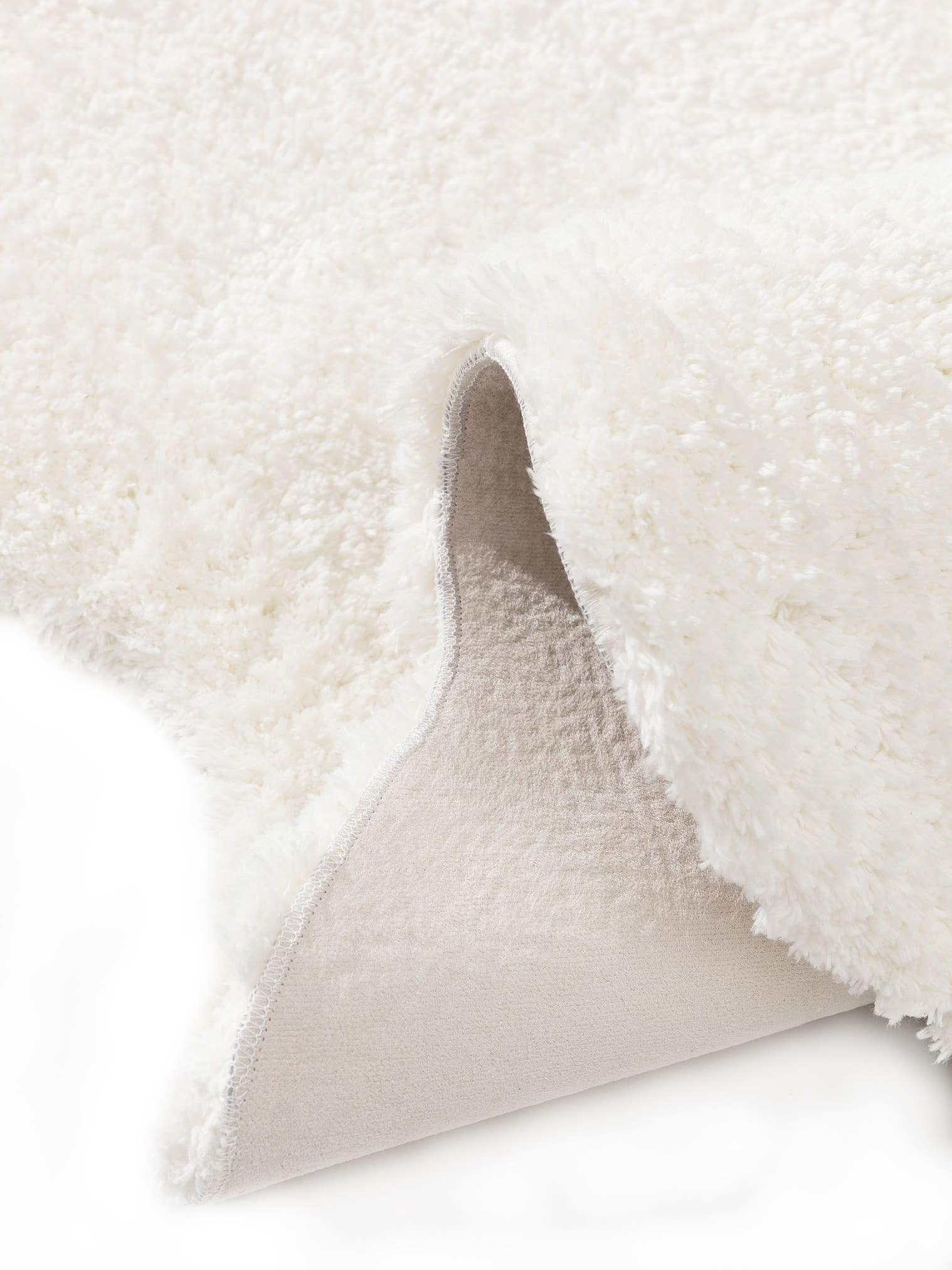 Teppich aus 100% Polyester in Weiß mit 31 bis 40 mm hohem Flor von benuta Nest