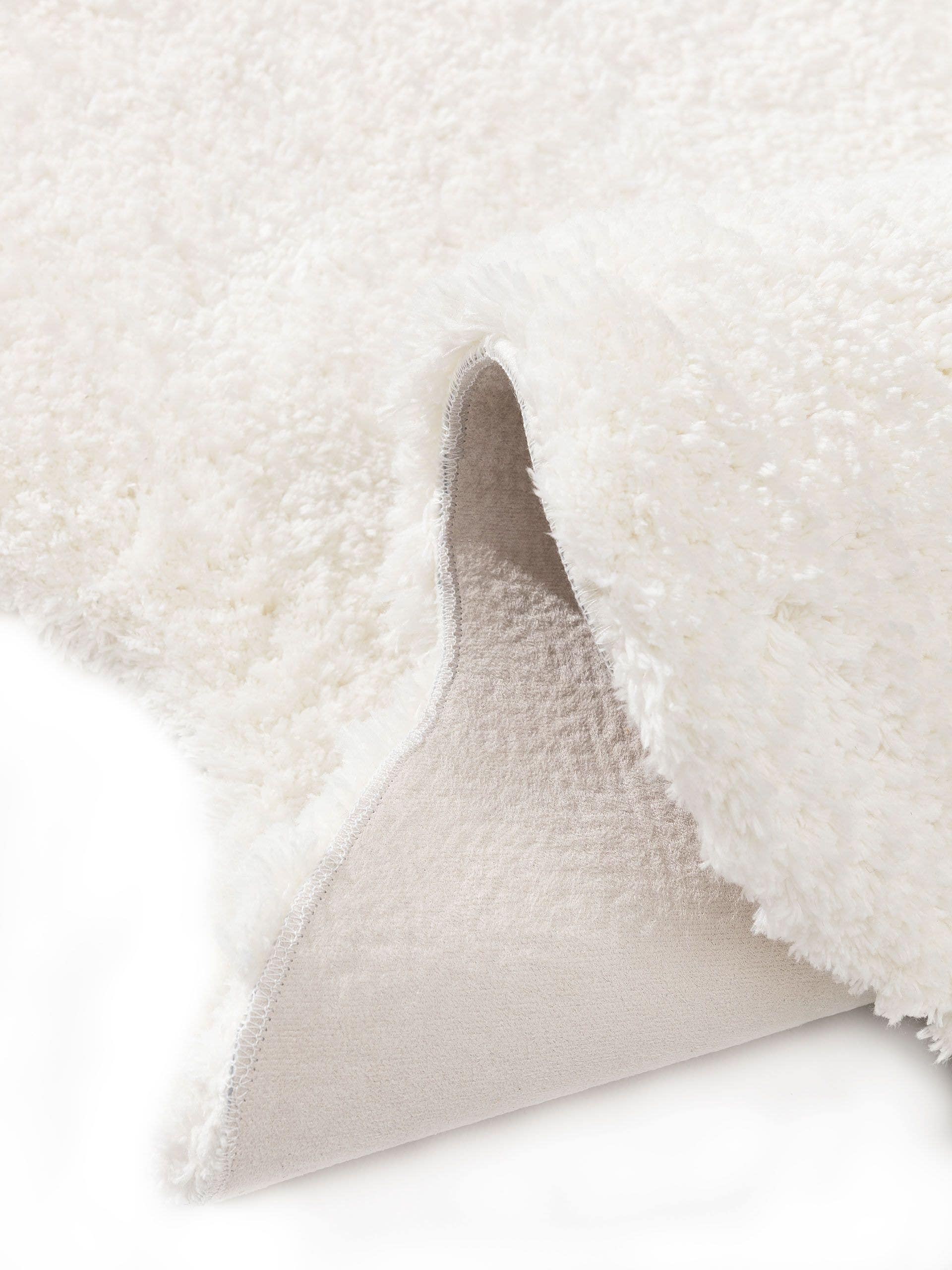 Rug made of 100% Polyester in White with a 31 - 40 mm high pile by benuta Nest