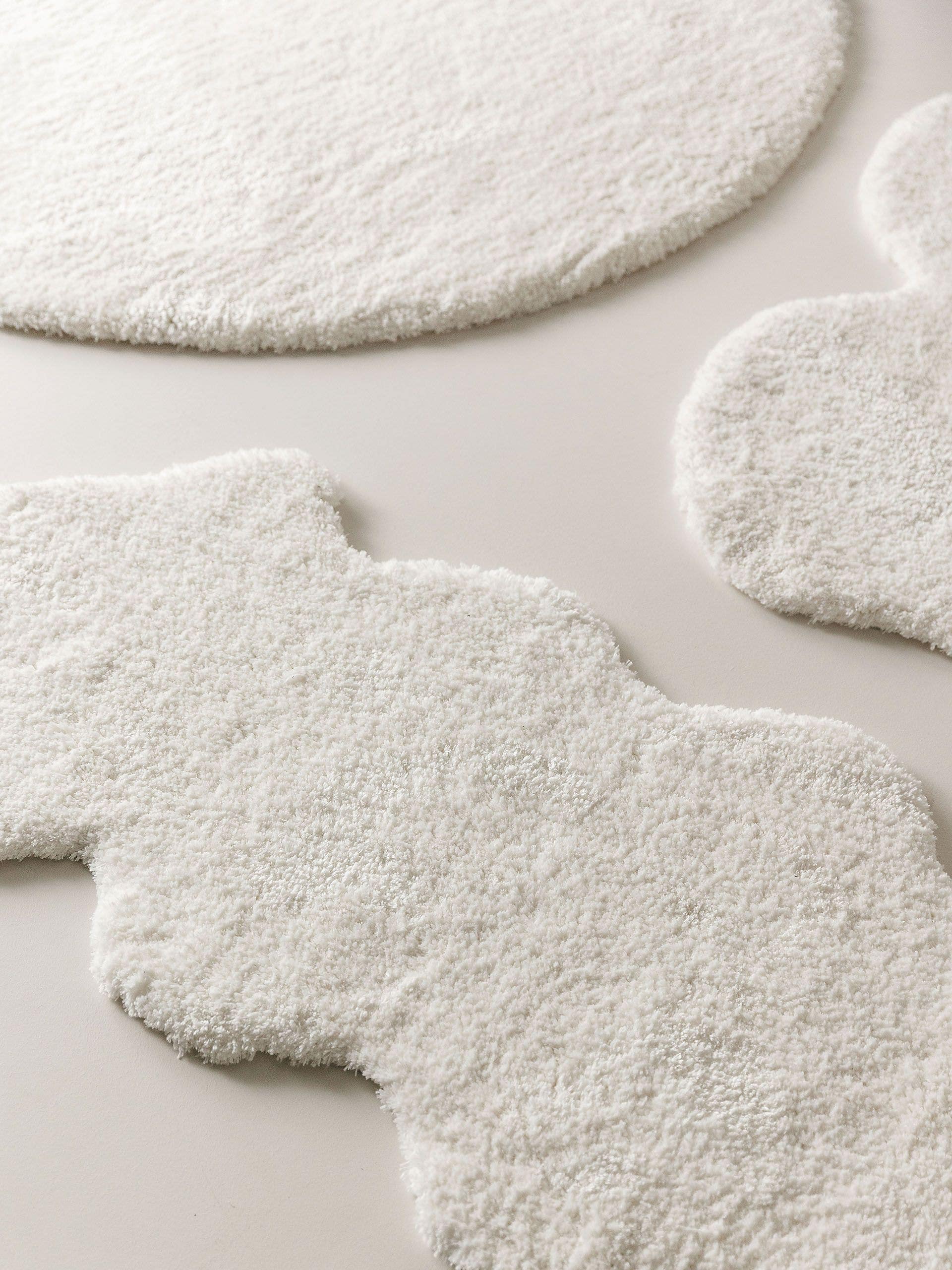 Rug made of 100% Polyester in White with a 31 - 40 mm high pile by benuta Nest