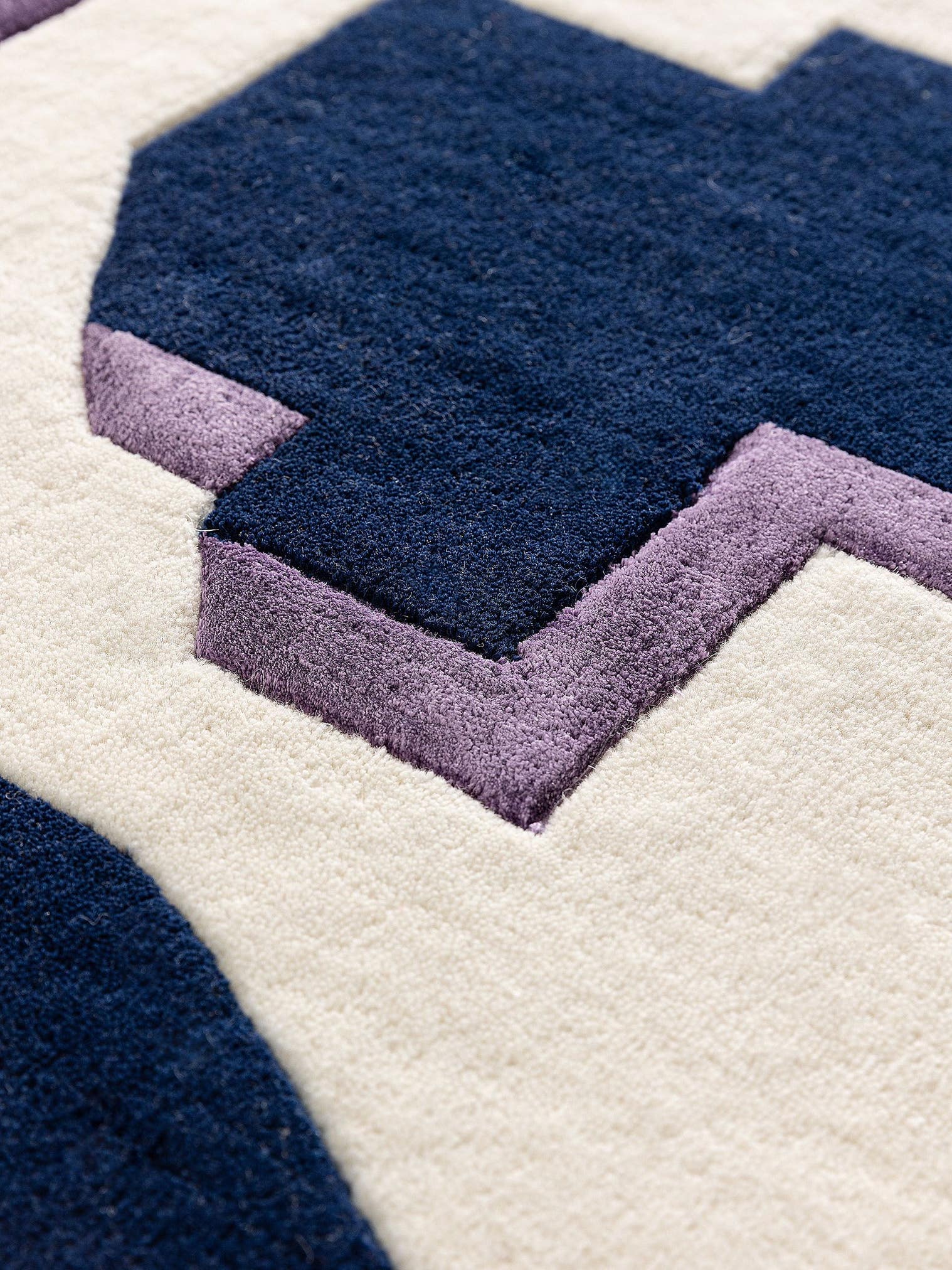 Teppich aus 90% Wolle, 10% Lyocell (TENCEL™) in Blau mit 6 bis 10 mm hohem Flor von benuta Finest