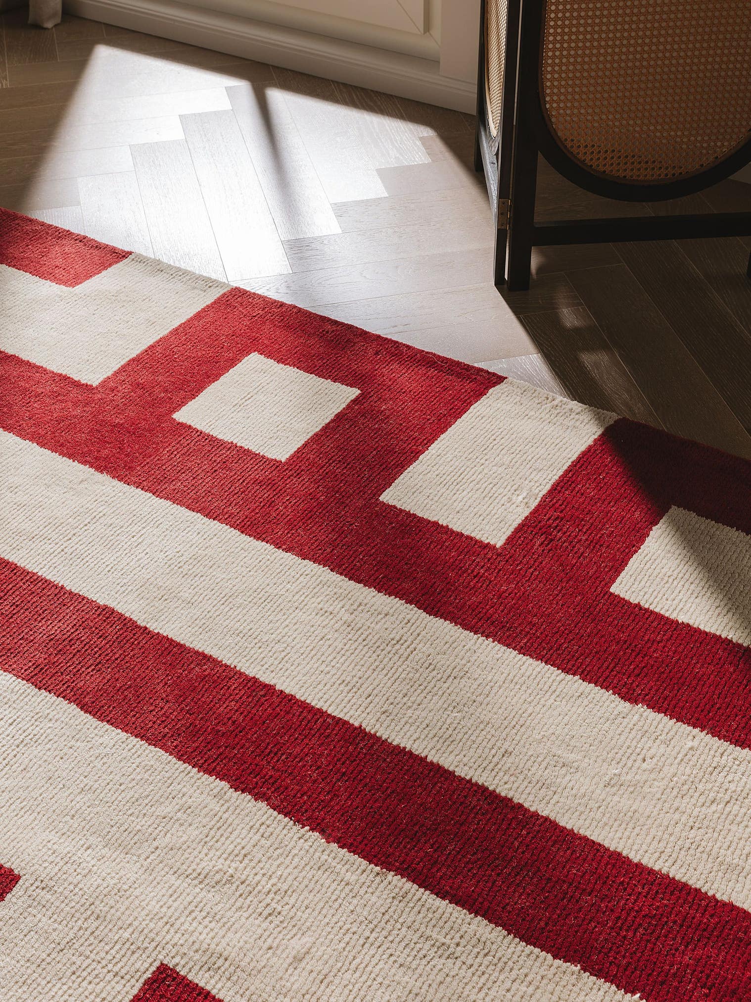 Teppich aus 100% Wolle (aus Neuseeland) in Rot mit 6 bis 10 mm hohem Flor von benuta Finest
