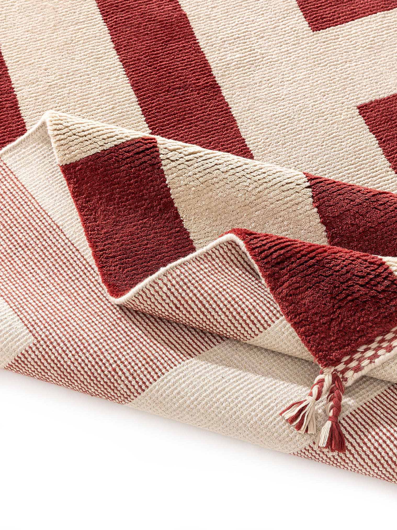 Teppich aus 100% Wolle (aus Neuseeland) in Rot mit 6 bis 10 mm hohem Flor von benuta Finest
