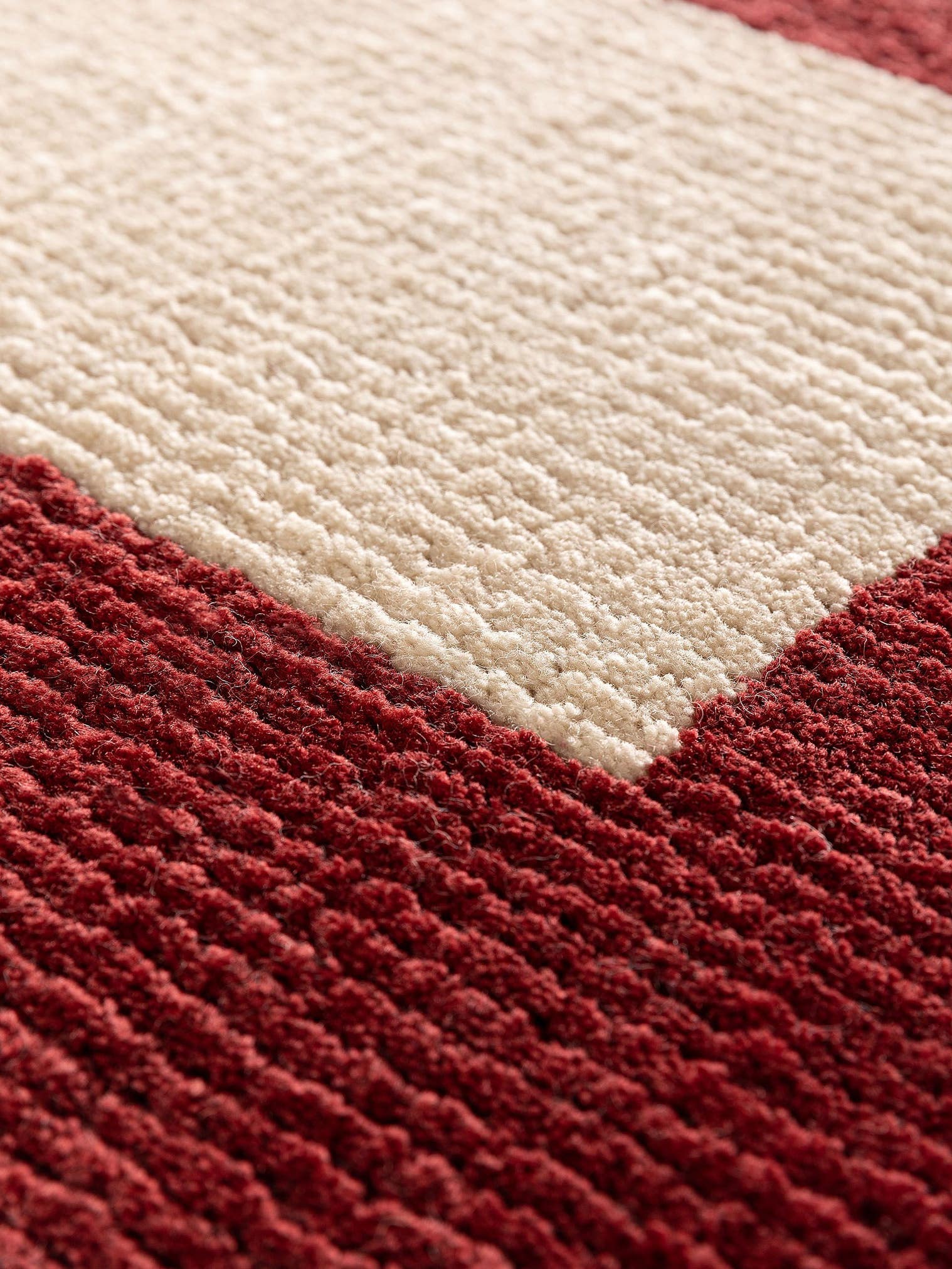 Teppich aus 100% Wolle (aus Neuseeland) in Rot mit 6 bis 10 mm hohem Flor von benuta Finest