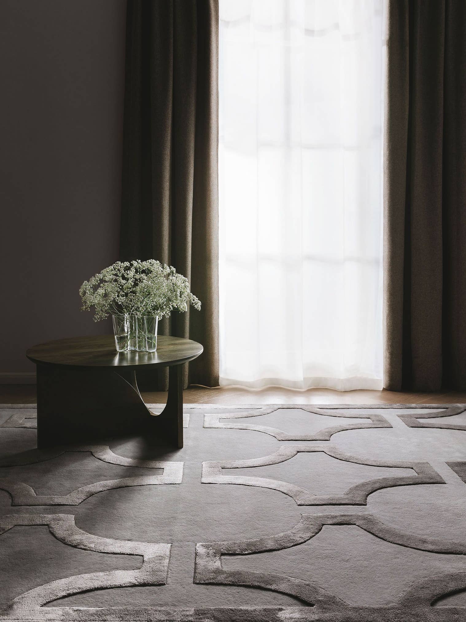 Teppich aus 65% Wolle, 35% Lyocell (TENCEL™) in Grau mit 6 bis 10 mm hohem Flor von benuta Finest