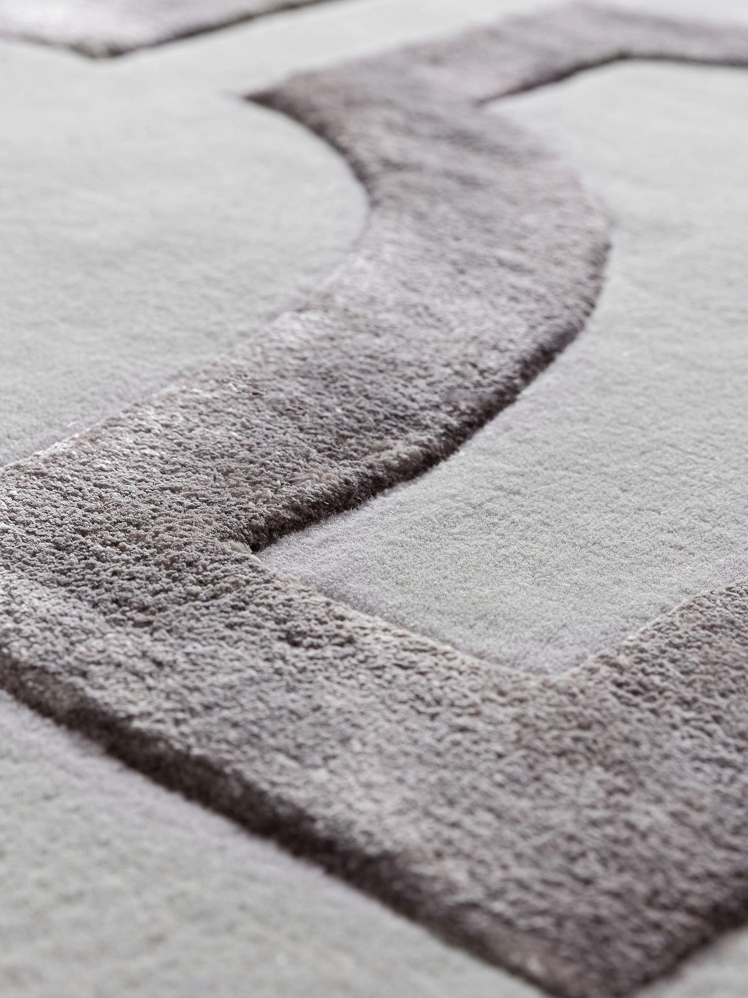 Tapijt van 65% Wol, 35% Lyocell (TENCEL™) in Grijs met een 6 - 10 mm hoge pool van benuta Finest