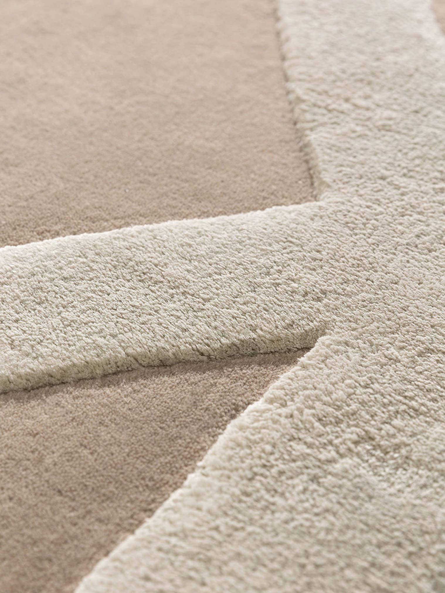 Rug made of 60% Wool, 40% Lyocell (TENCEL™) in Beige with a 6 - 10 mm high pile by benuta Finest
