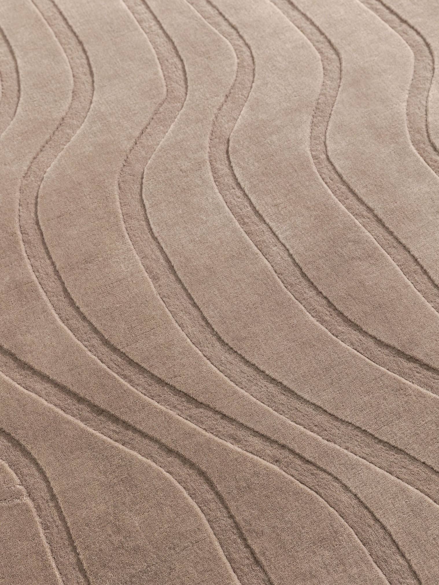 Teppich aus 100% Wolle (aus Neuseeland) in Taupe mit 6 bis 10 mm hohem Flor von benuta Finest