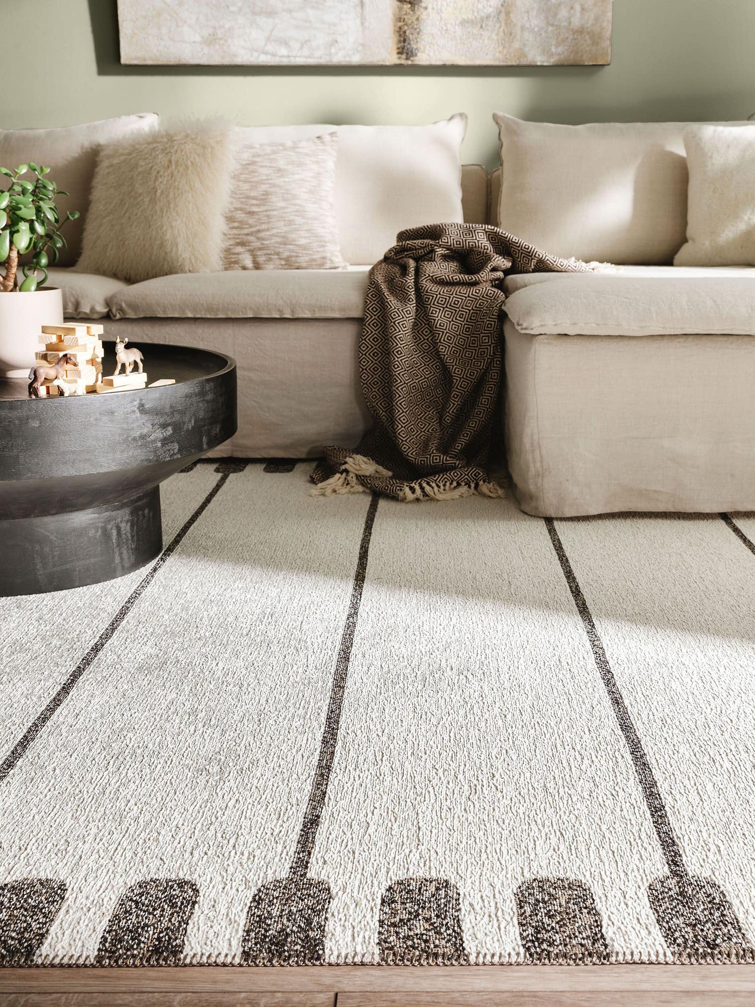 Rug made of 65% Polyester (recycled PET), 35% Jute in Beige with a 1- 5 mm high pile by benuta Nest