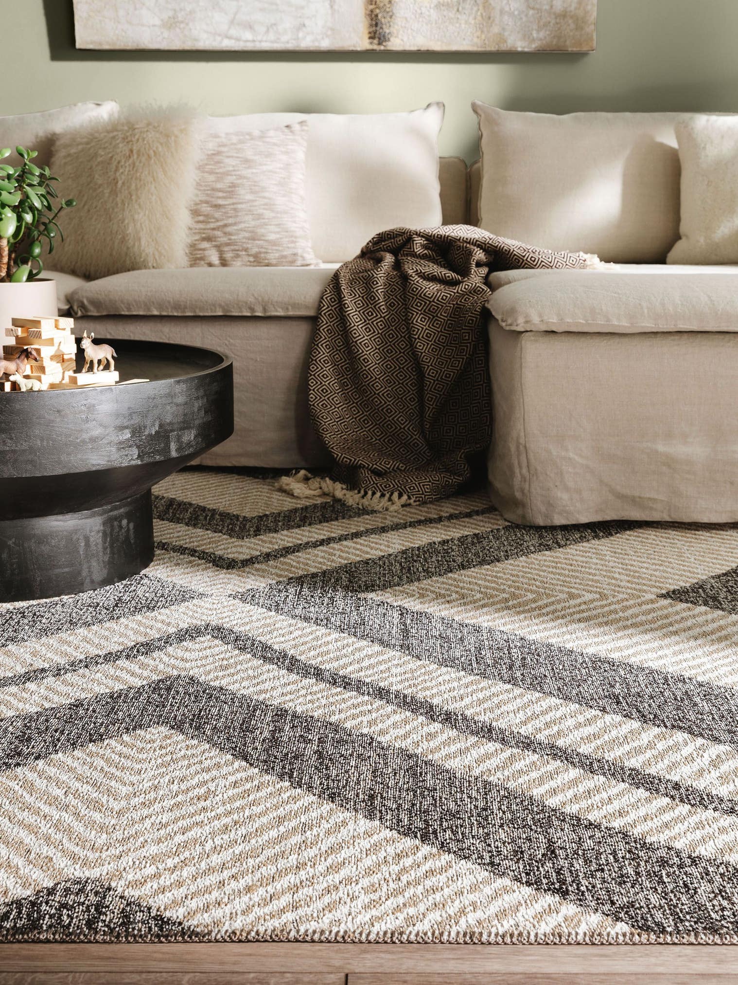 Matta av 65% Polyester (återvunnen PET-plast), 35% Jute i Beige med 1- 5 mm hög lugg från benuta Nest