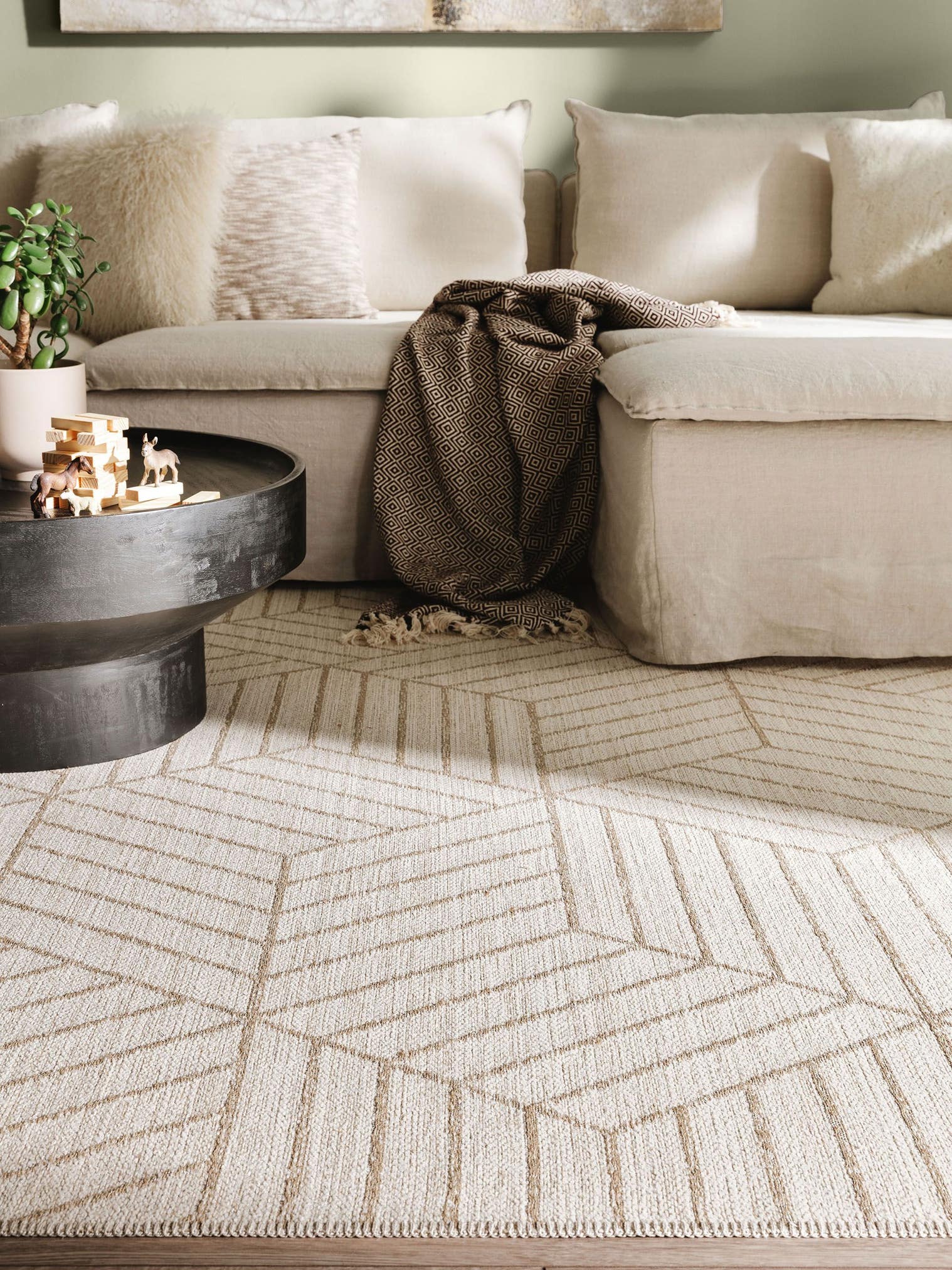 Tæppe af 65% Polyester (genanvendt PET), 35% Jute i Beige med 1- 5 mm høj luv fra benuta Nest