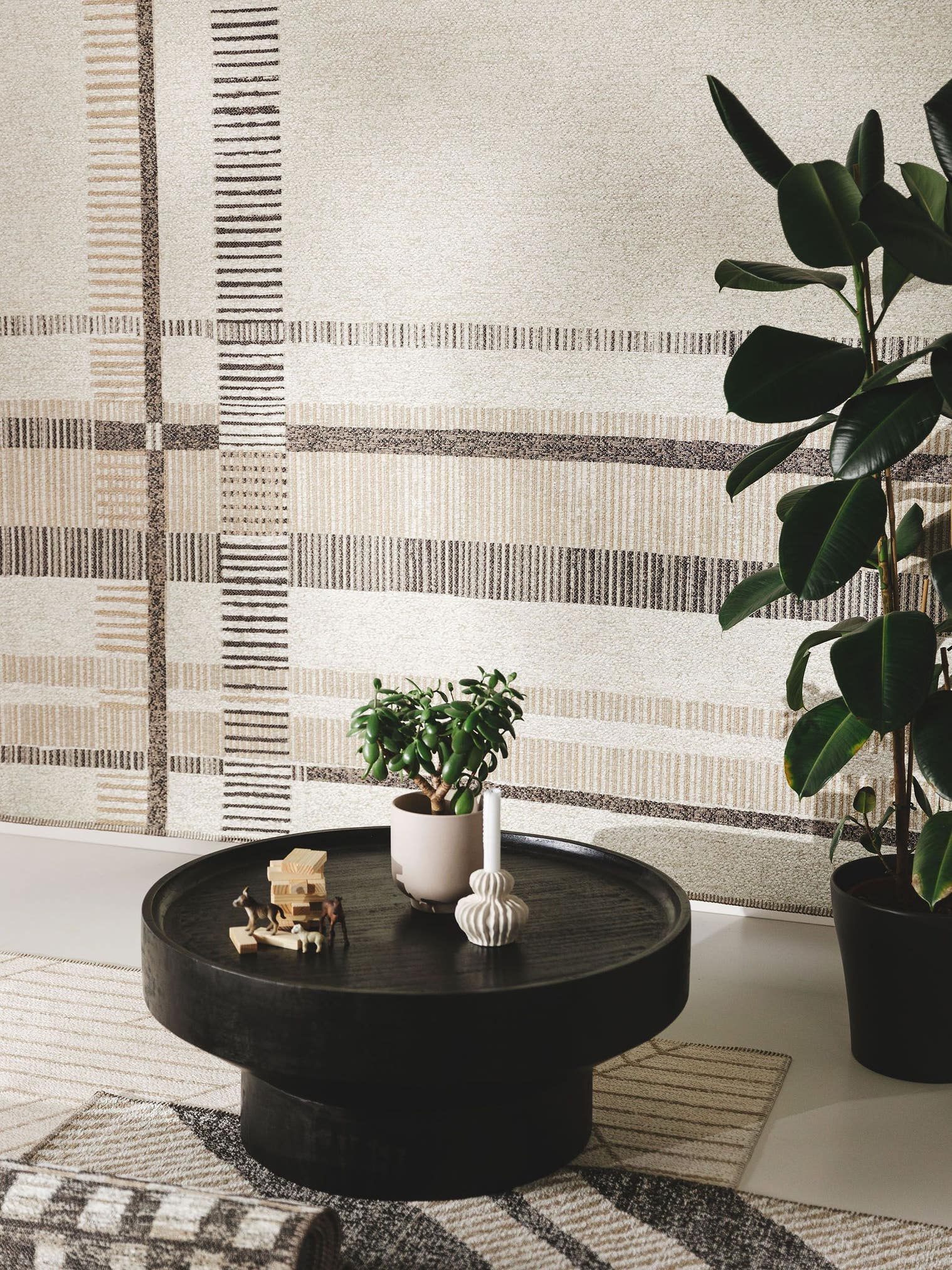 Matto 65 % polyesteriä (kierrätetty PET), 35 % juuttia.a värissä Beige enintään 5 mm korkealla nukalla merkiltä benuta Nest
